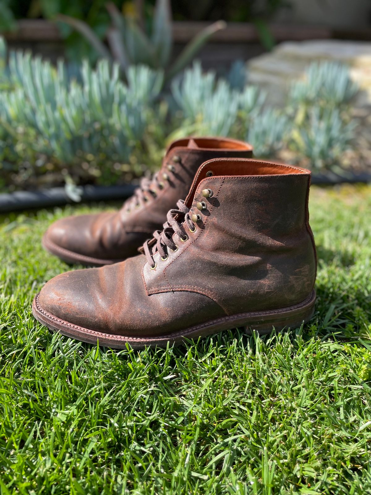 Photo by Armmmmm on April 5, 2023 of the Grant Stone Edward Boot in C.F. Stead Tobacco Waxy Commander Suede.