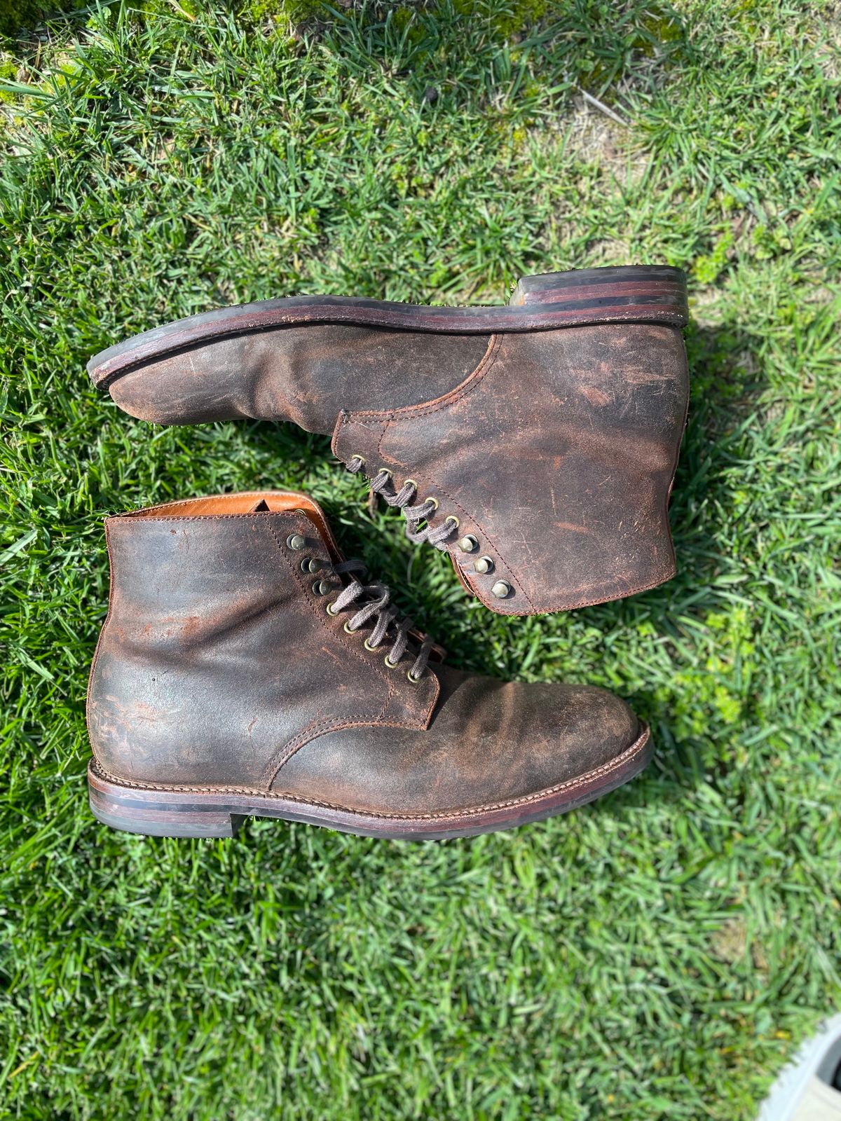 Photo by Armmmmm on April 5, 2023 of the Grant Stone Edward Boot in C.F. Stead Tobacco Waxy Commander Suede.
