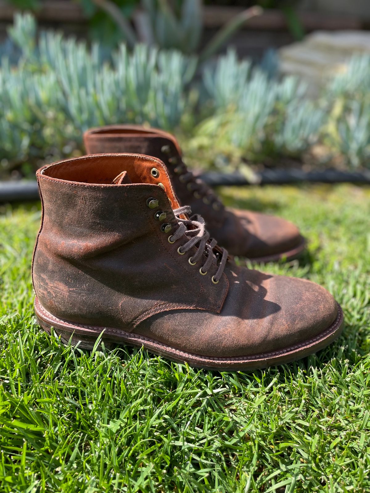Photo by Armmmmm on April 5, 2023 of the Grant Stone Edward Boot in C.F. Stead Tobacco Waxy Commander Suede.