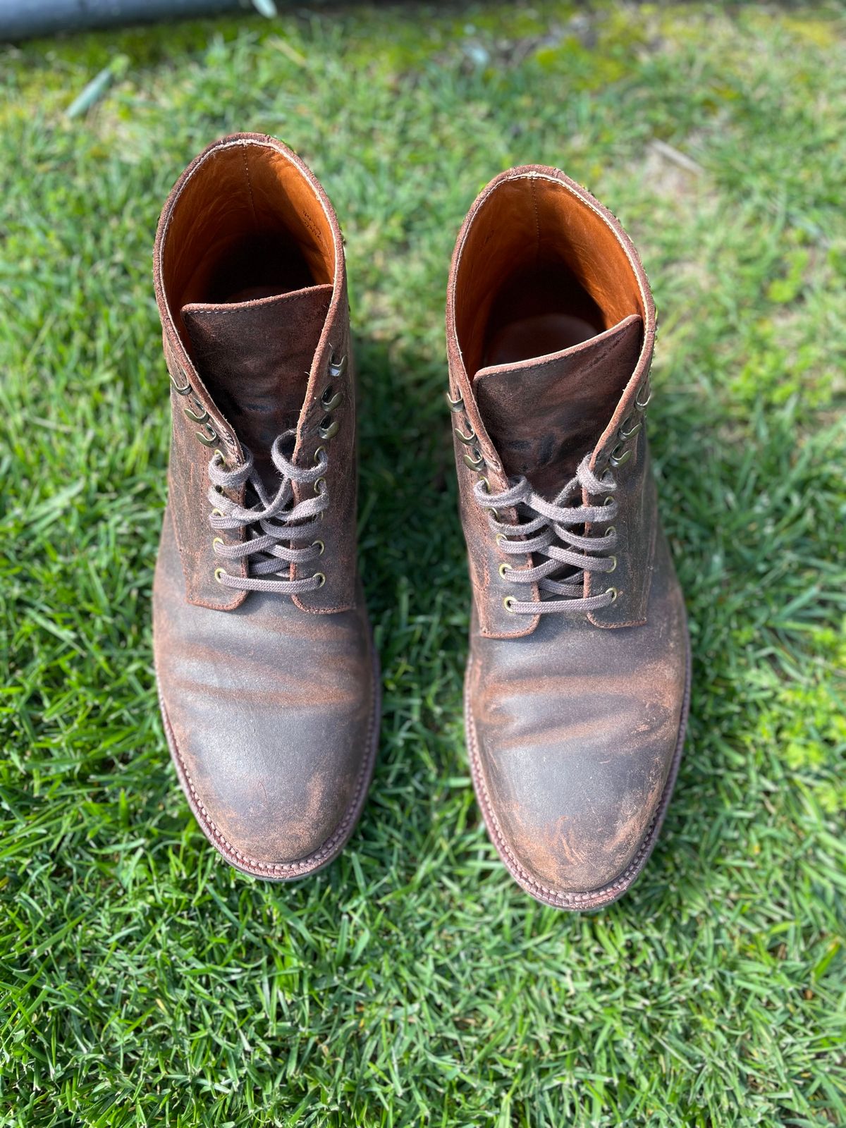Photo by Armmmmm on April 5, 2023 of the Grant Stone Edward Boot in C.F. Stead Tobacco Waxy Commander Suede.