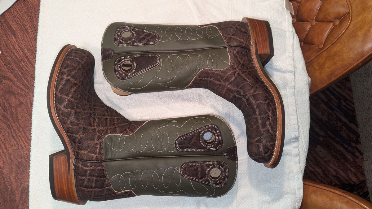 Photo by rotocheese on October 4, 2024 of the Beck Custom Cowboy Boots in Brown Elephant.