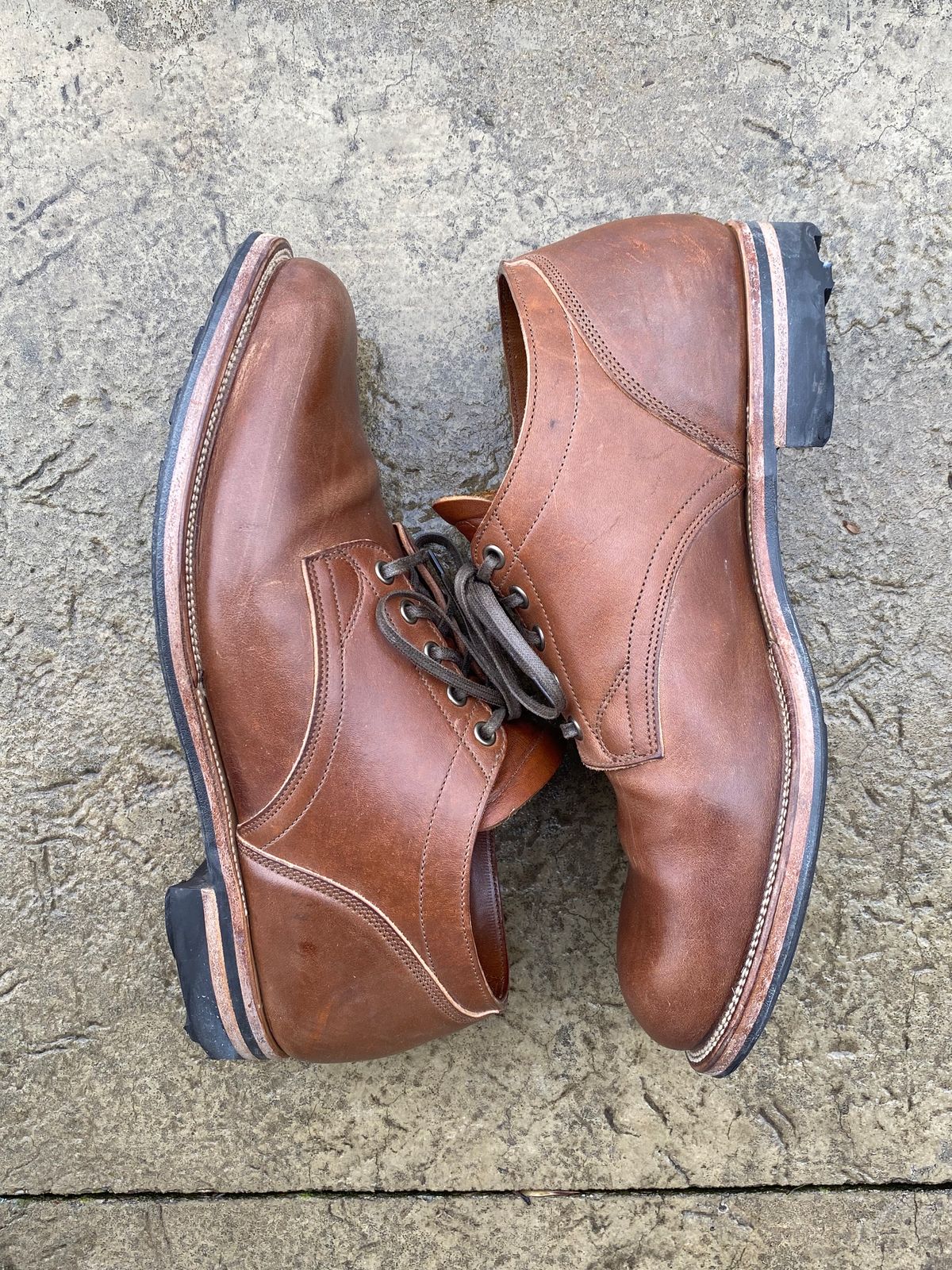 Photo by titletowngoods on January 2, 2023 of the Viberg 145 Oxford in Horween Natural Essex Workshoe Butt.