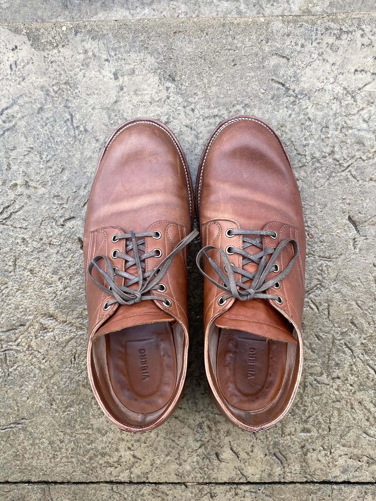 Photo by titletowngoods on January 2, 2023 of the Viberg 145 Oxford in Horween Natural Essex Workshoe Butt.