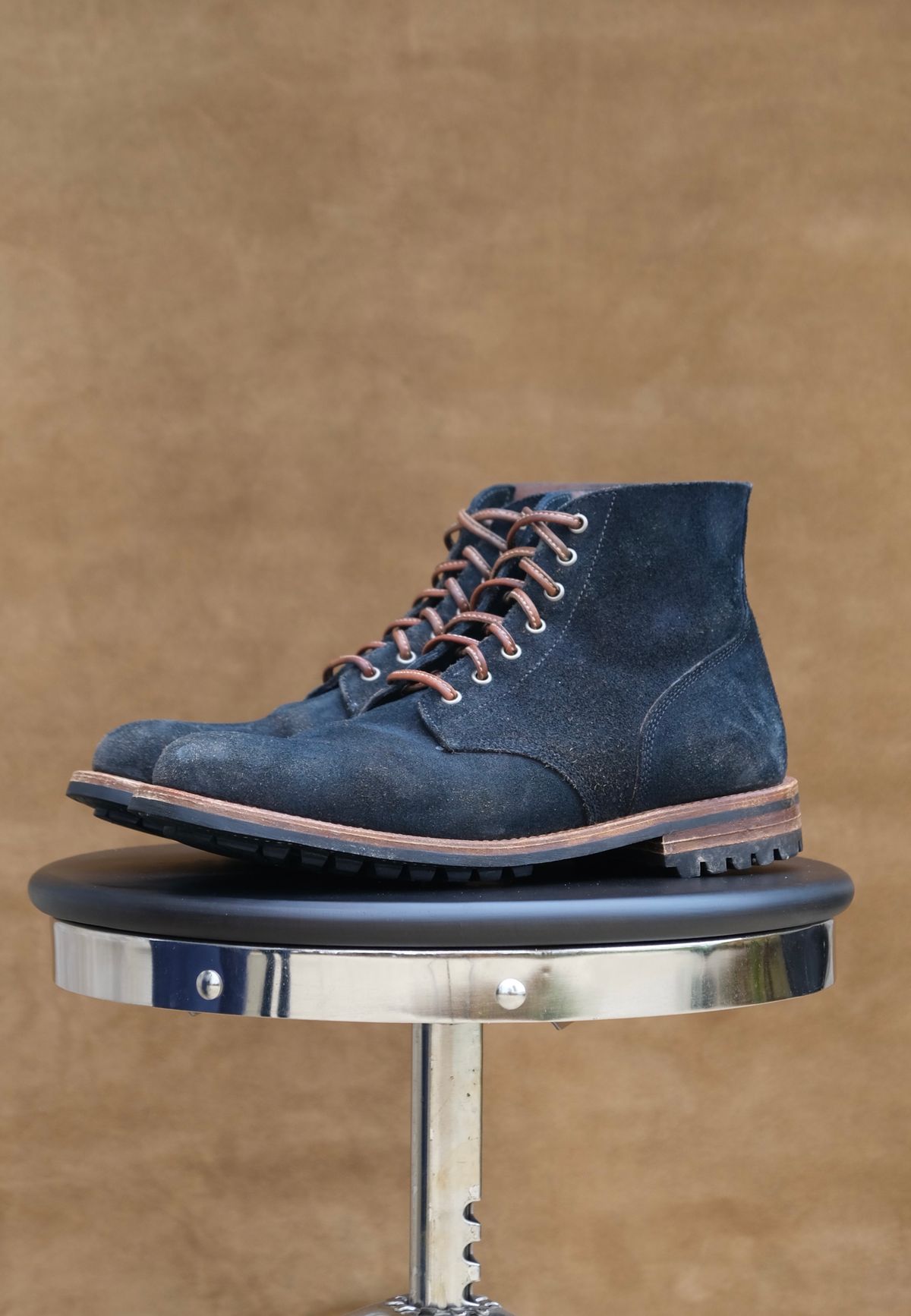 Photo by titletowngoods on November 1, 2023 of the Oak Street Bootmakers Field Boot in Horween Natural Indigo Chromexcel Roughout.