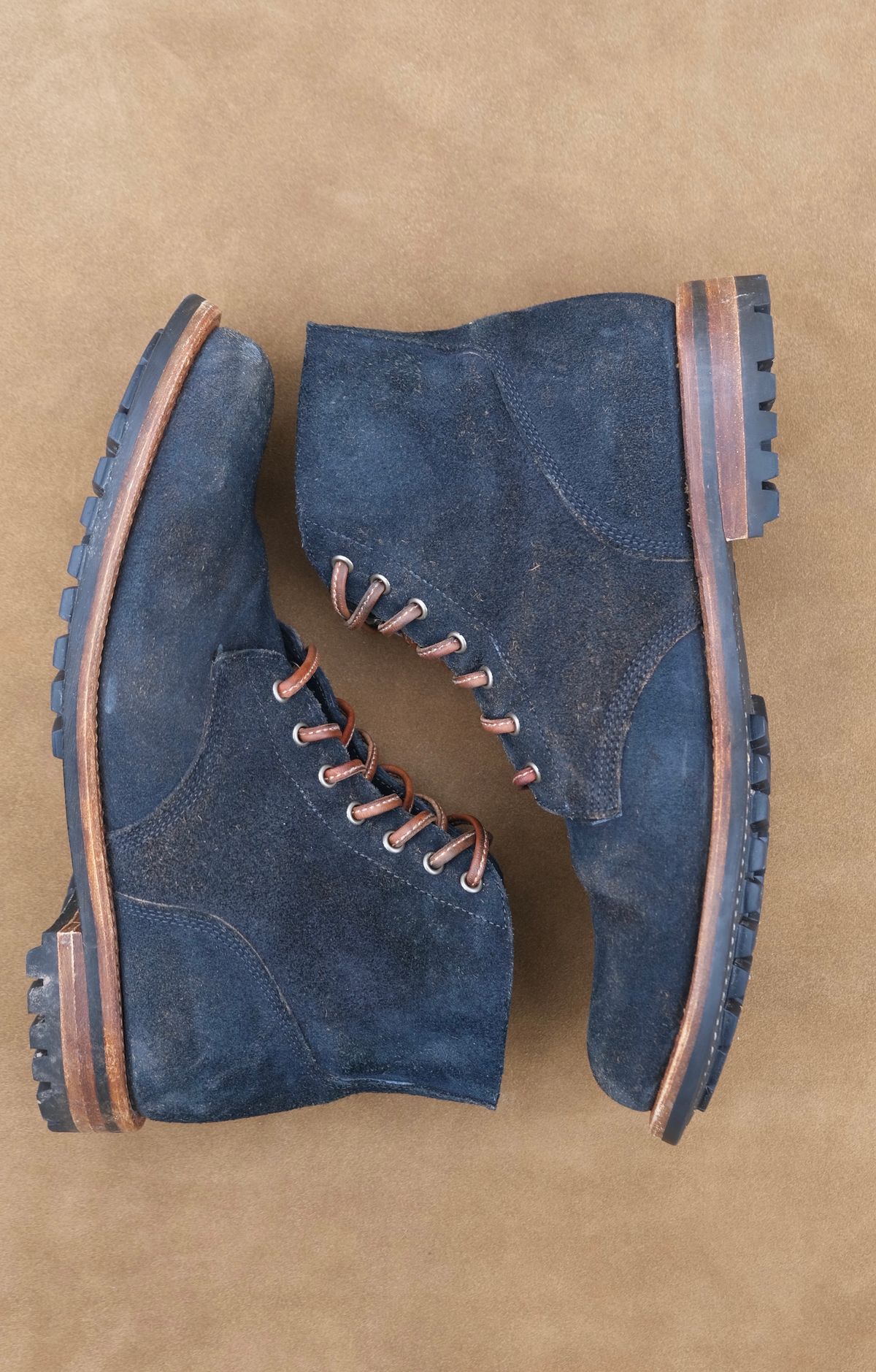Photo by titletowngoods on November 1, 2023 of the Oak Street Bootmakers Field Boot in Horween Natural Indigo Chromexcel Roughout.