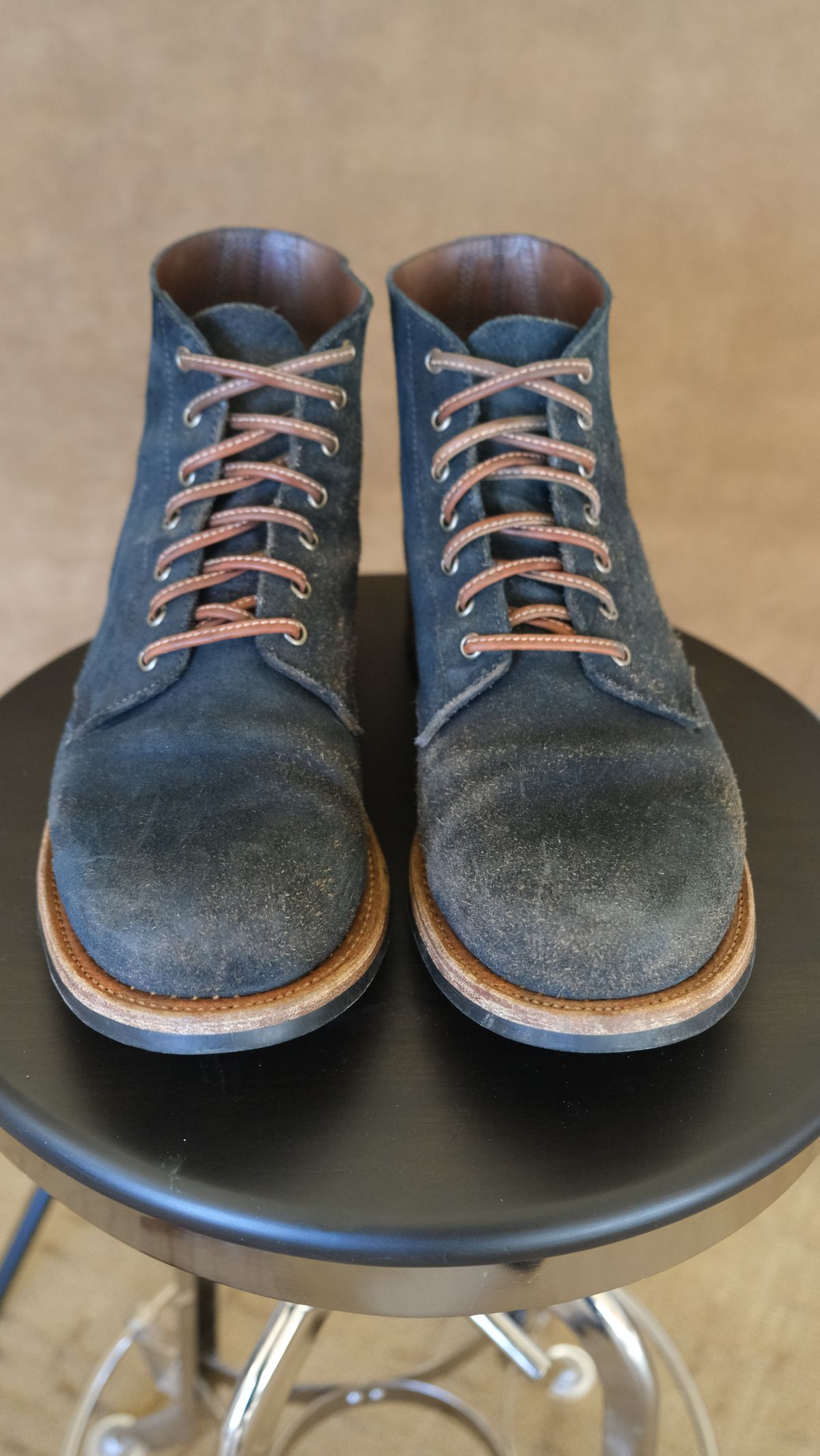 Photo by titletowngoods on January 2, 2024 of the Oak Street Bootmakers Field Boot in Horween Natural Indigo Chromexcel Roughout.