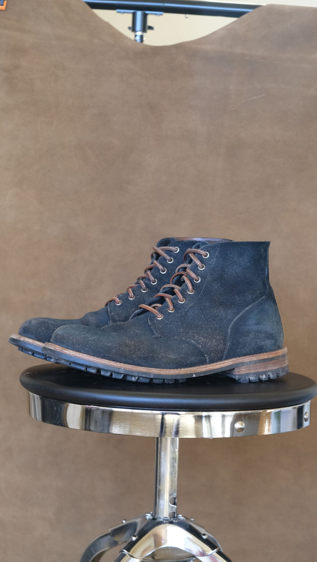 Photo by titletowngoods on January 2, 2024 of the Oak Street Bootmakers Field Boot in Horween Natural Indigo Chromexcel Roughout.