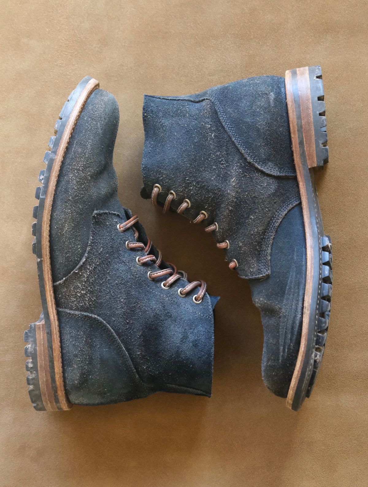 Photo by titletowngoods on January 2, 2024 of the Oak Street Bootmakers Field Boot in Horween Natural Indigo Chromexcel Roughout.