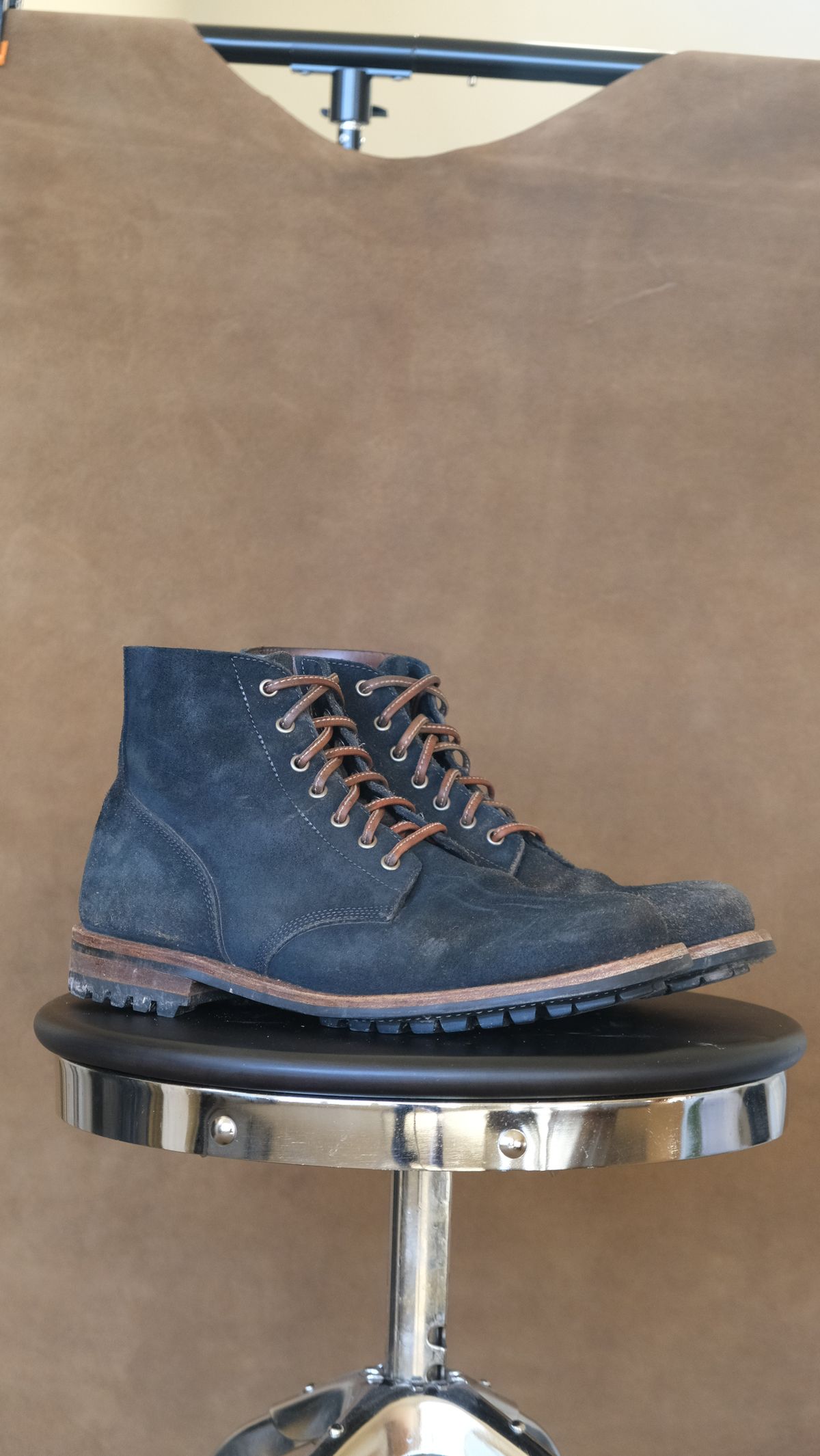 Photo by titletowngoods on January 2, 2024 of the Oak Street Bootmakers Field Boot in Horween Natural Indigo Chromexcel Roughout.