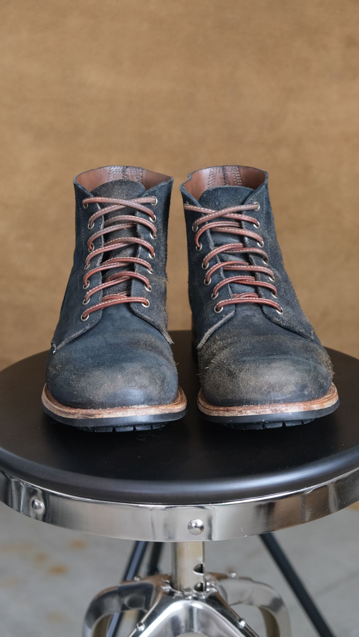 Photo by titletowngoods on February 4, 2024 of the Oak Street Bootmakers Field Boot in Horween Natural Indigo Chromexcel Roughout.