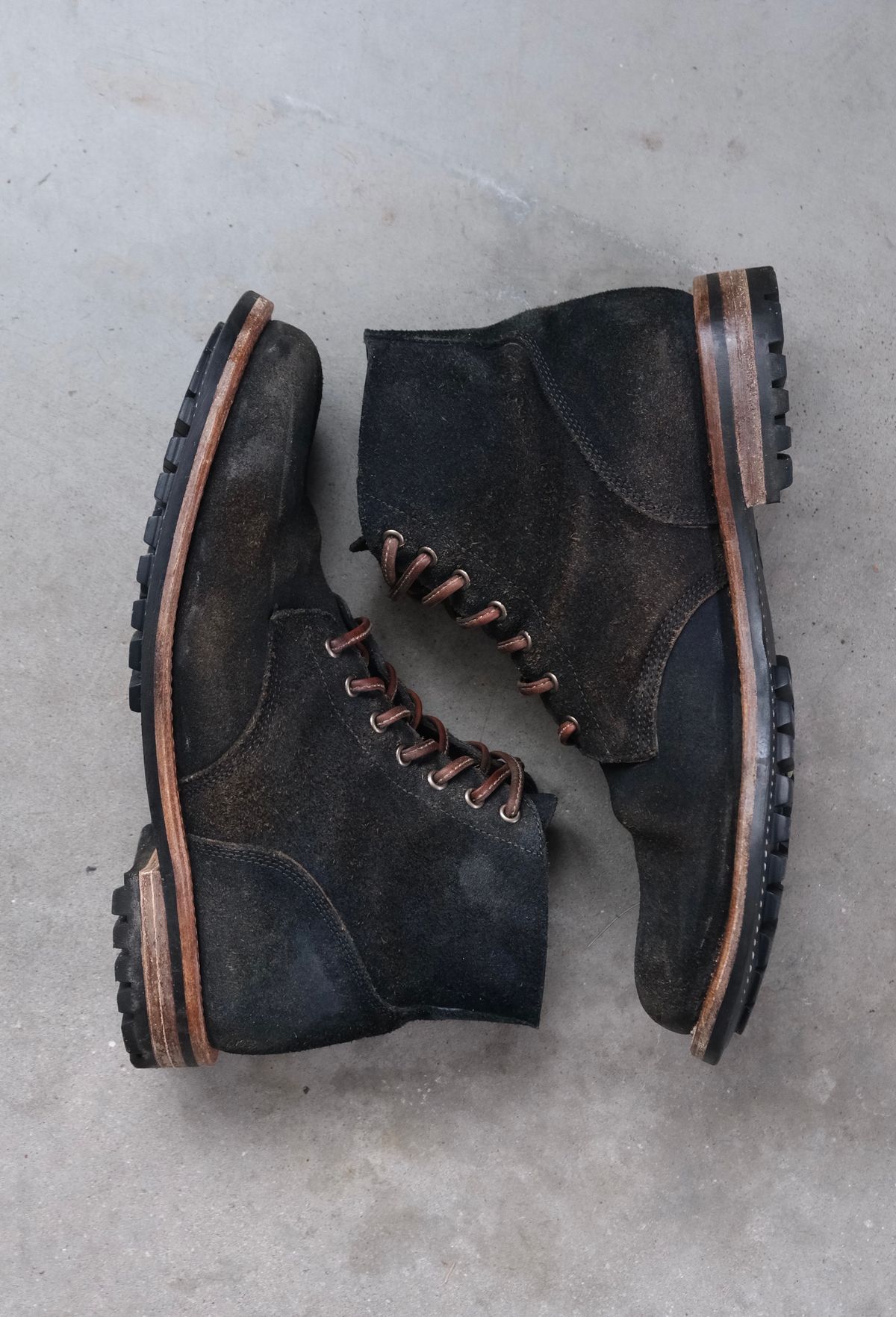 Photo by titletowngoods on February 4, 2024 of the Oak Street Bootmakers Field Boot in Horween Natural Indigo Chromexcel Roughout.