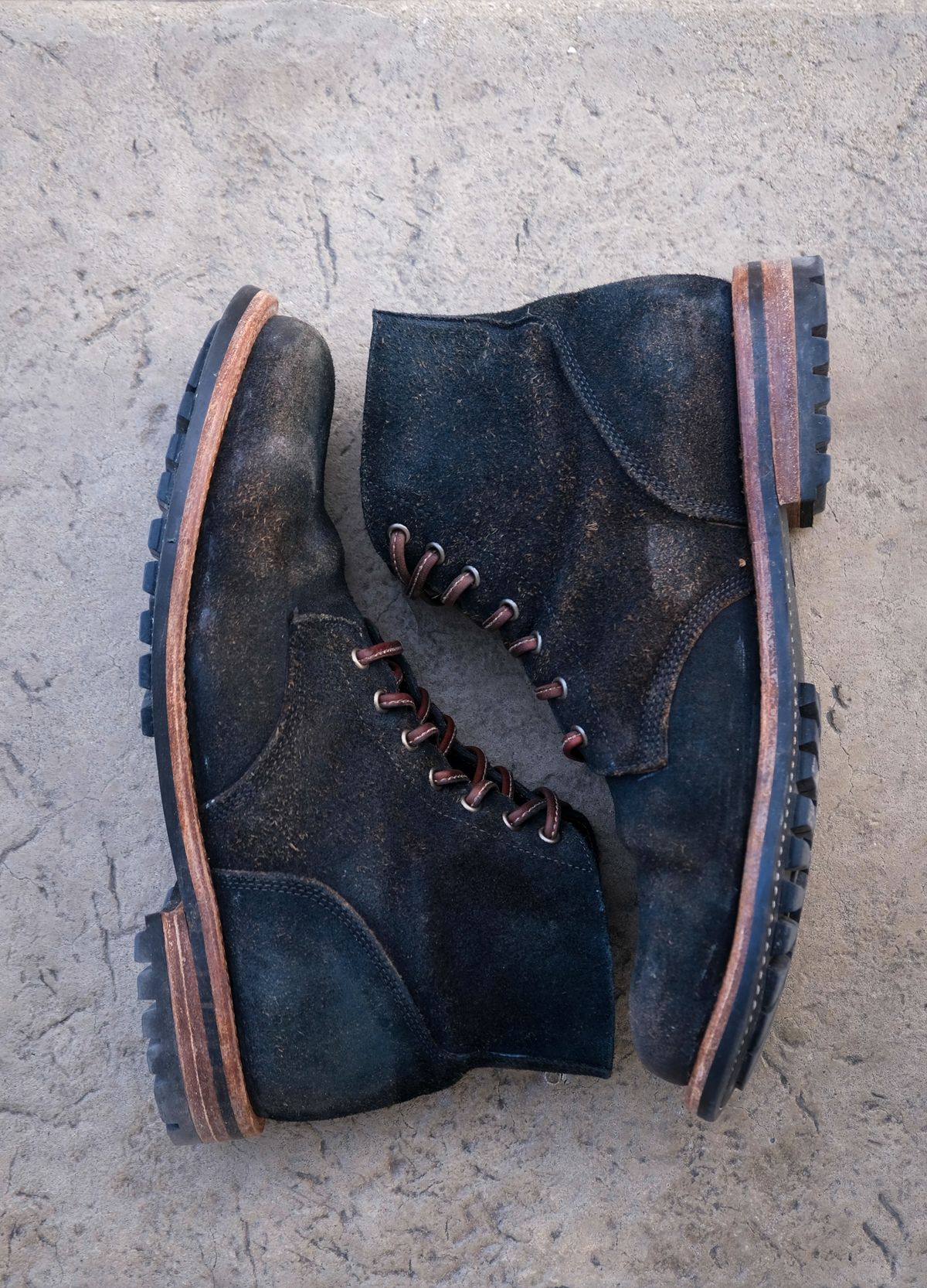 Photo by titletowngoods on March 3, 2024 of the Oak Street Bootmakers Field Boot in Horween Natural Indigo Chromexcel Roughout.