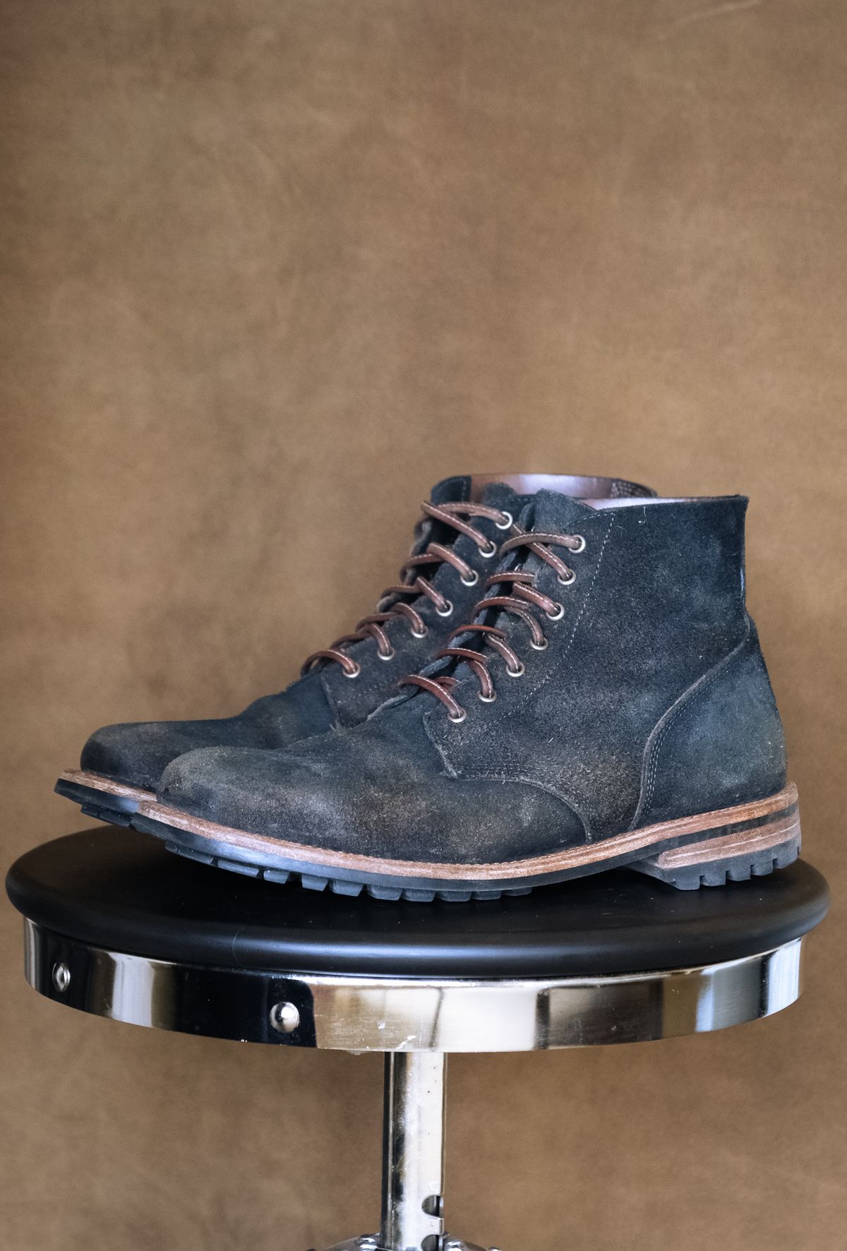 Photo by titletowngoods on April 4, 2024 of the Oak Street Bootmakers Field Boot in Horween Natural Indigo Chromexcel Roughout.