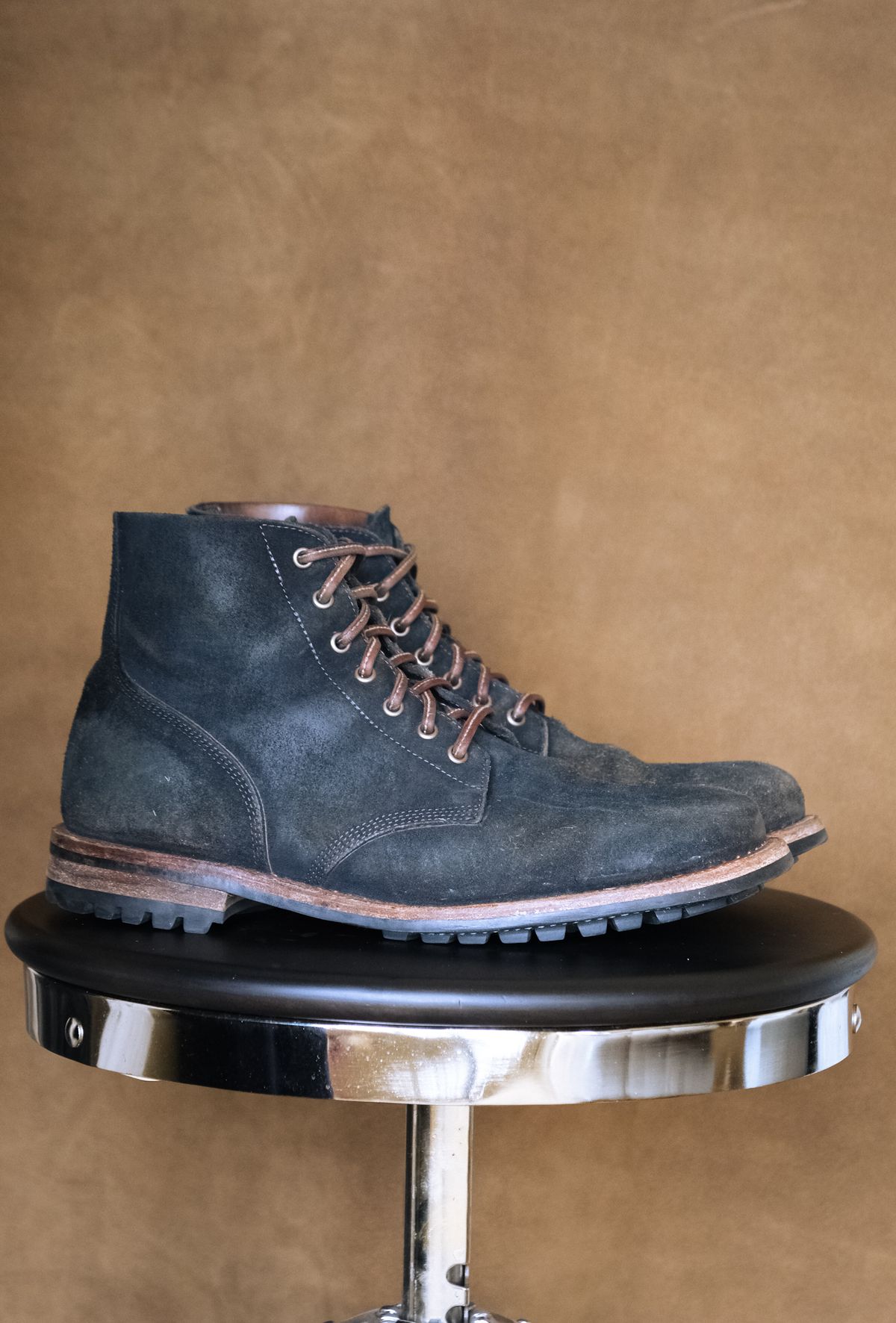 Photo by titletowngoods on April 4, 2024 of the Oak Street Bootmakers Field Boot in Horween Natural Indigo Chromexcel Roughout.