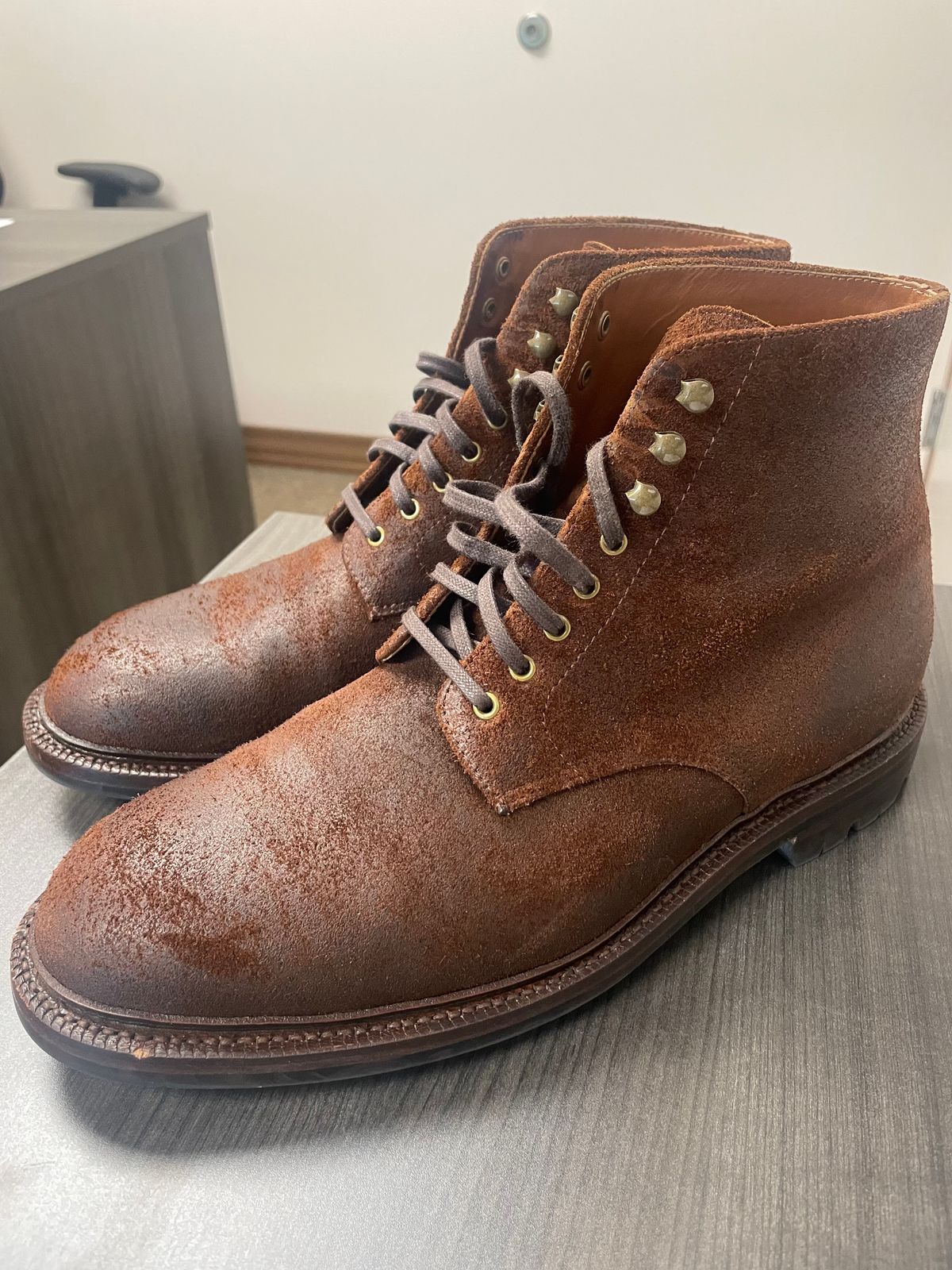 Photo by ferf on May 25, 2022 of the Grant Stone Edward Boot in C.F. Stead Dark Oak Roughout.