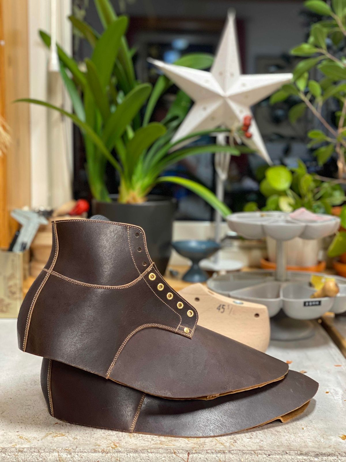 Photo by ferf on November 18, 2023 of the Østmo Type I in Horween Brown Waxed Flesh.