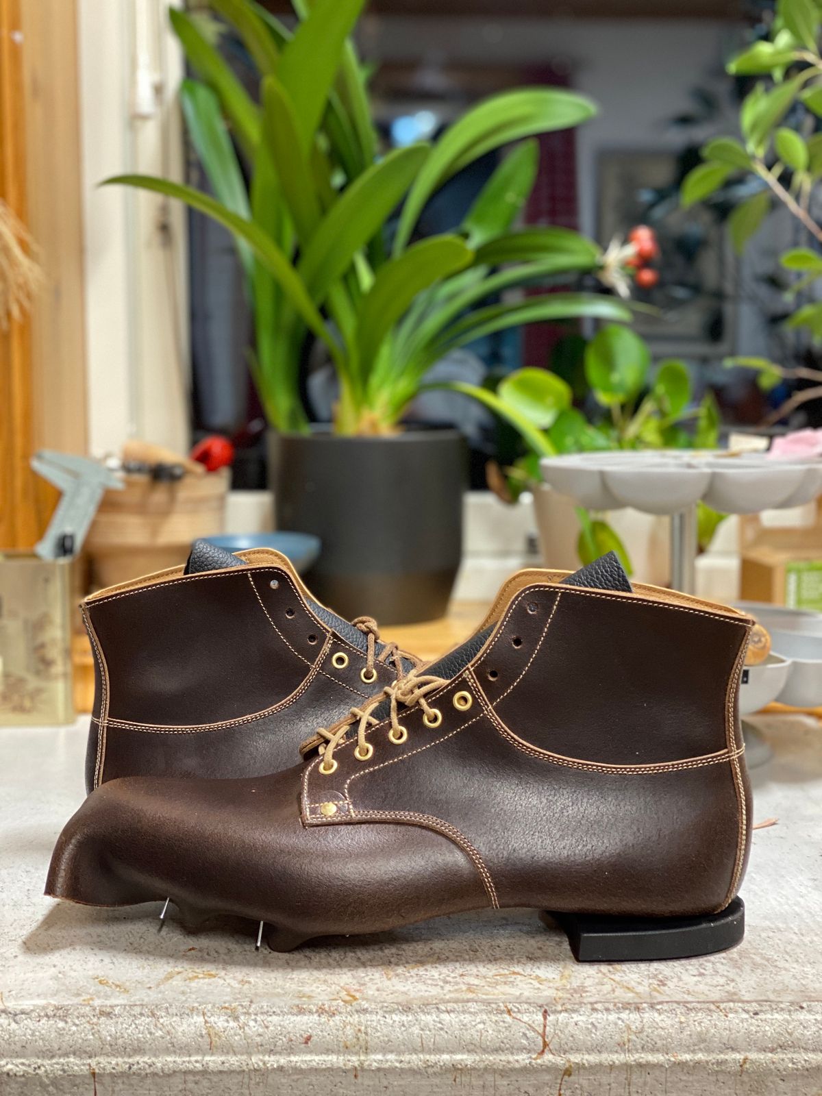 Photo by ferf on November 18, 2023 of the Østmo Type I in Horween Brown Waxed Flesh.