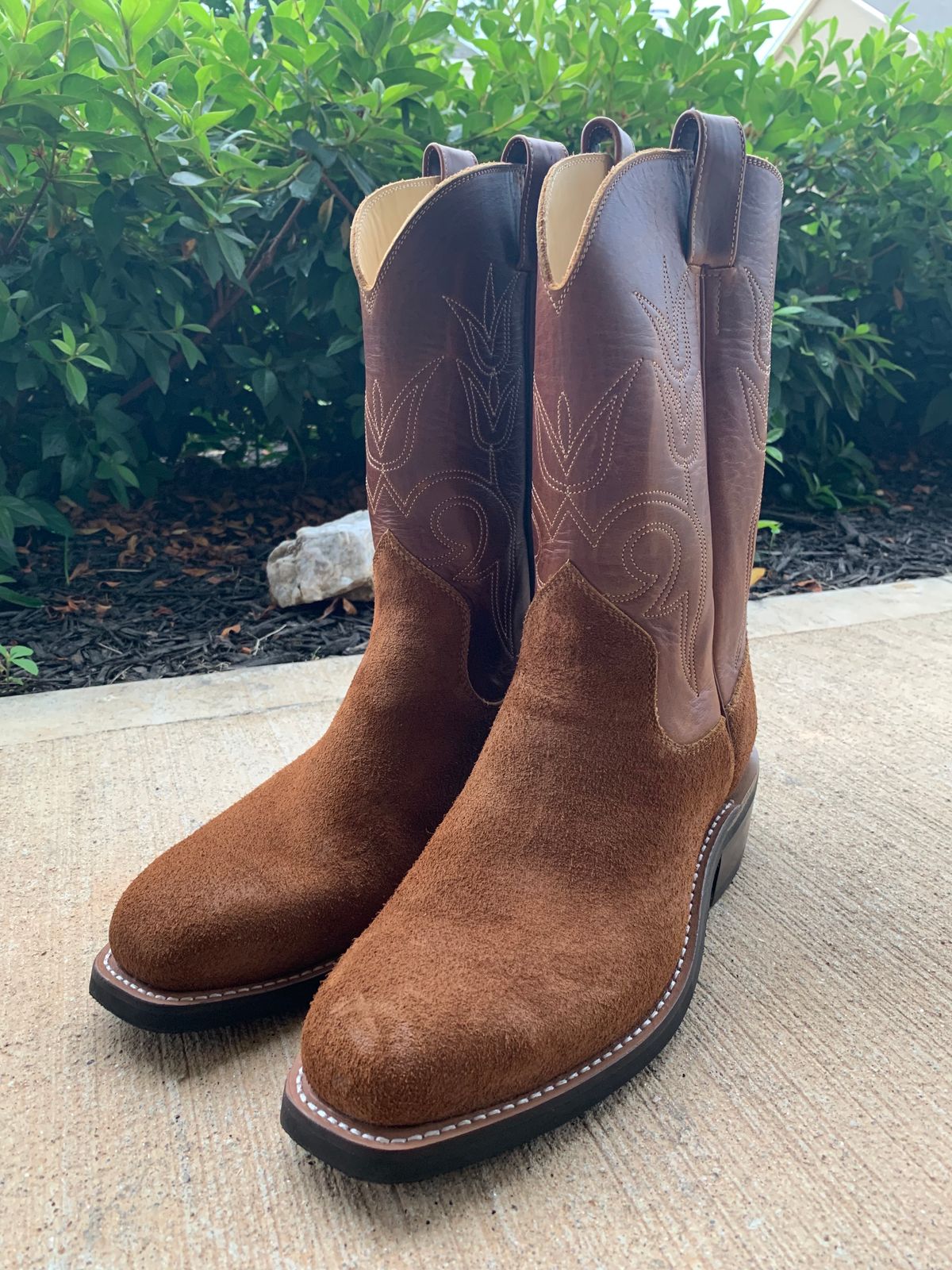 Photo by yeolderoberto on June 16, 2022 of the Beck Custom Cowboy Boots in Seidel Brown Oil Tan Roughout.