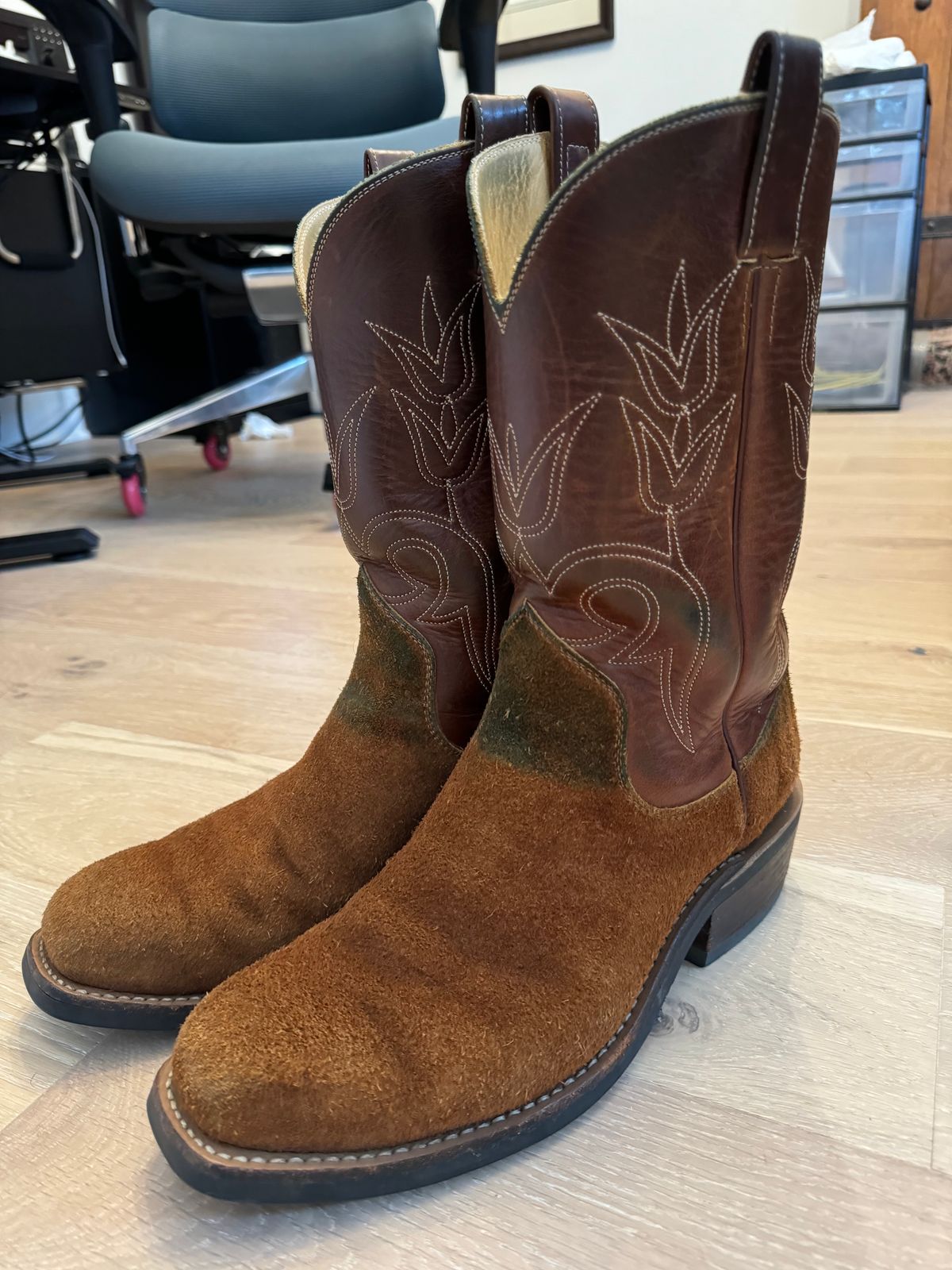 Photo by yeolderoberto on September 24, 2024 of the Beck Custom Cowboy Boots in Seidel Brown Oil Tan Roughout.