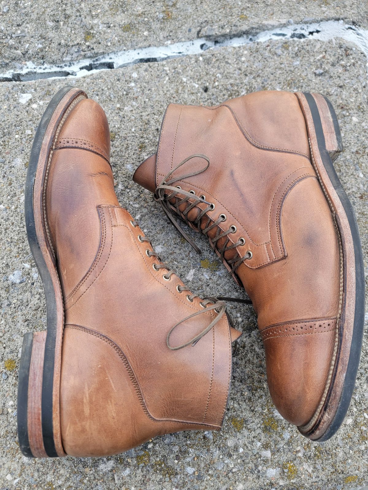 Photo by tempesttost on April 6, 2024 of the Viberg Service Boot BCT in Horween Natural Chromexcel.