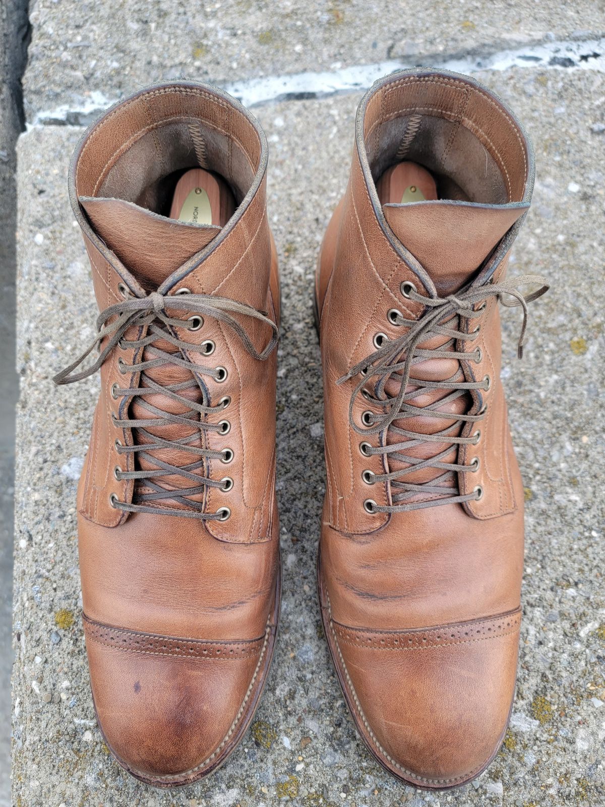 Photo by tempesttost on April 6, 2024 of the Viberg Service Boot BCT in Horween Natural Chromexcel.