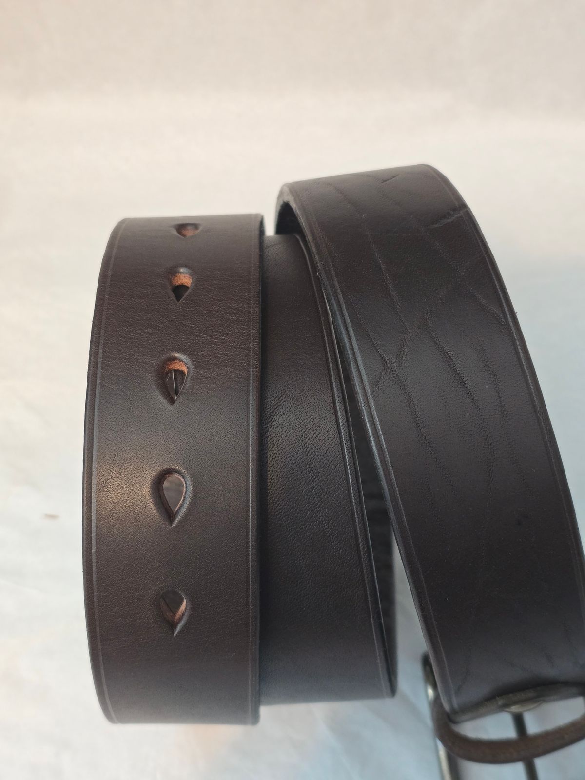 Photo by tempesttost on October 3, 2025 of the Ashland Leather Everyday Belt in Horween Black Aspen Double Horsefront.