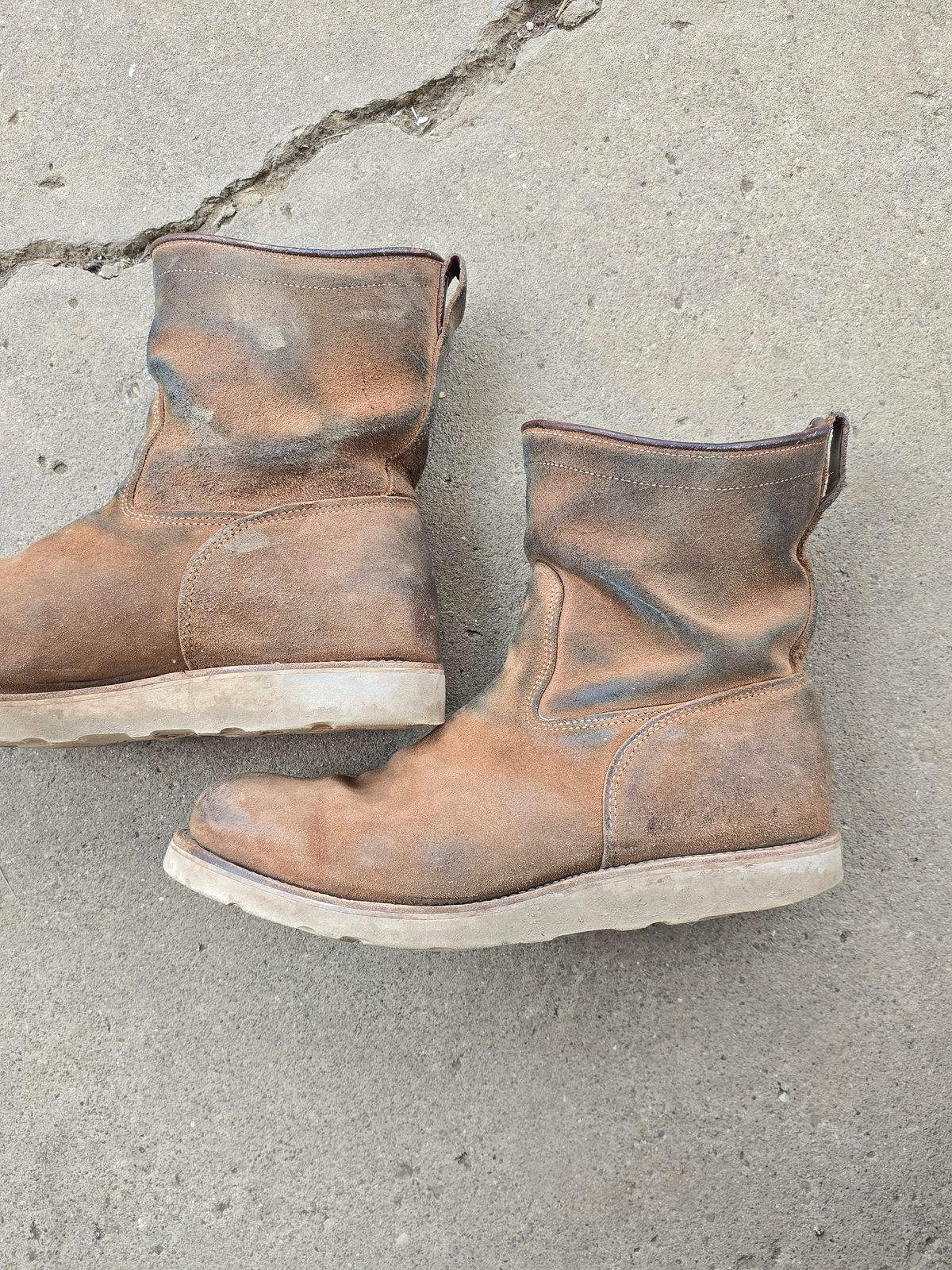 Photo by tempesttost on April 10, 2025 of the Viberg Roper Boot in Horween Natural Chromexcel Roughout.