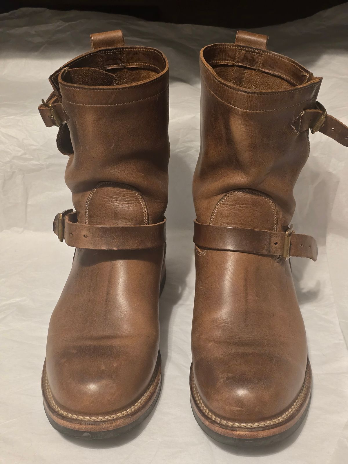 Photo by tempesttost on October 6, 2025 of the Viberg Engineer in Horween Natural Chromexcel.