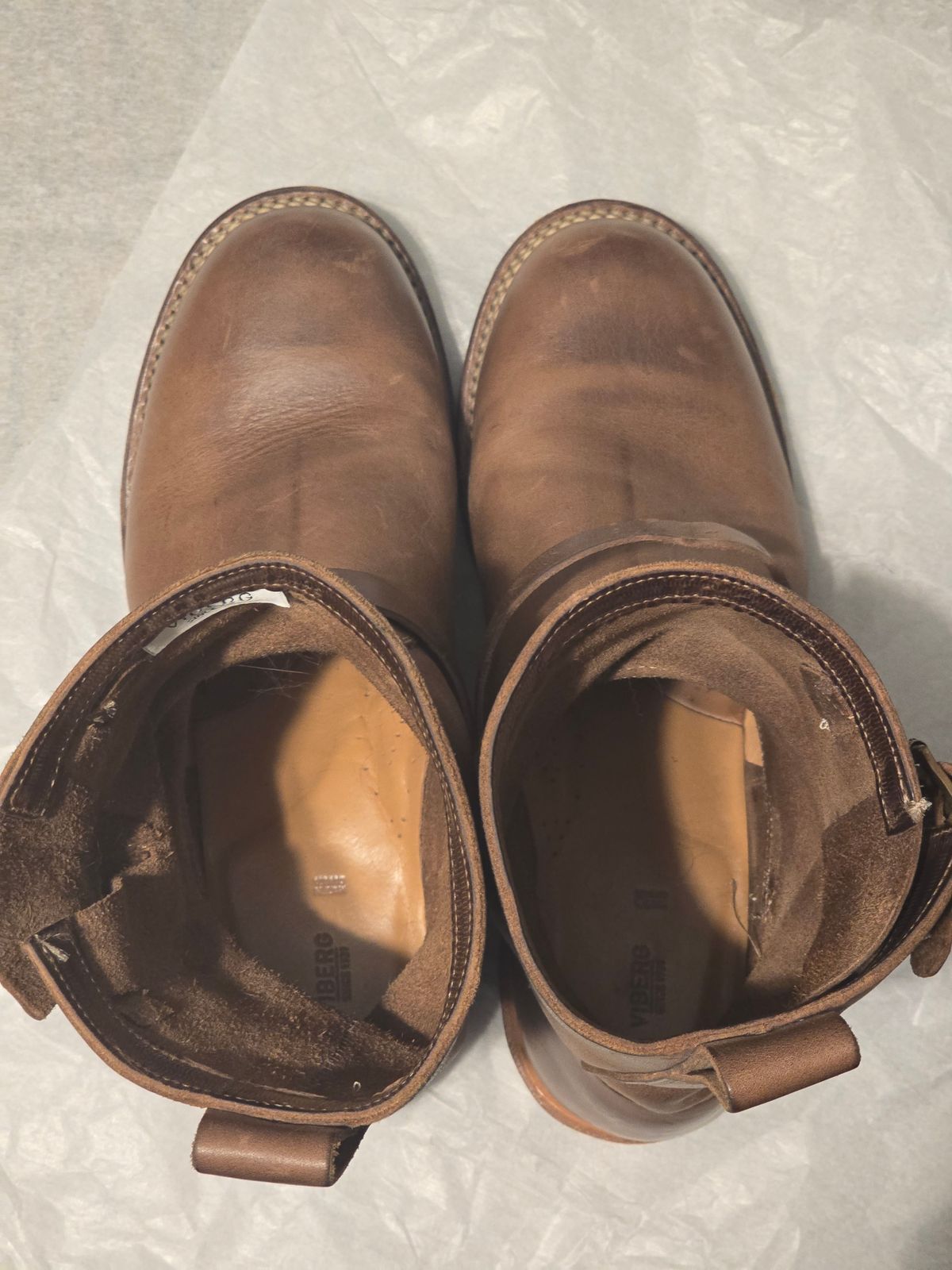Photo by tempesttost on October 6, 2025 of the Viberg Engineer in Horween Natural Chromexcel.