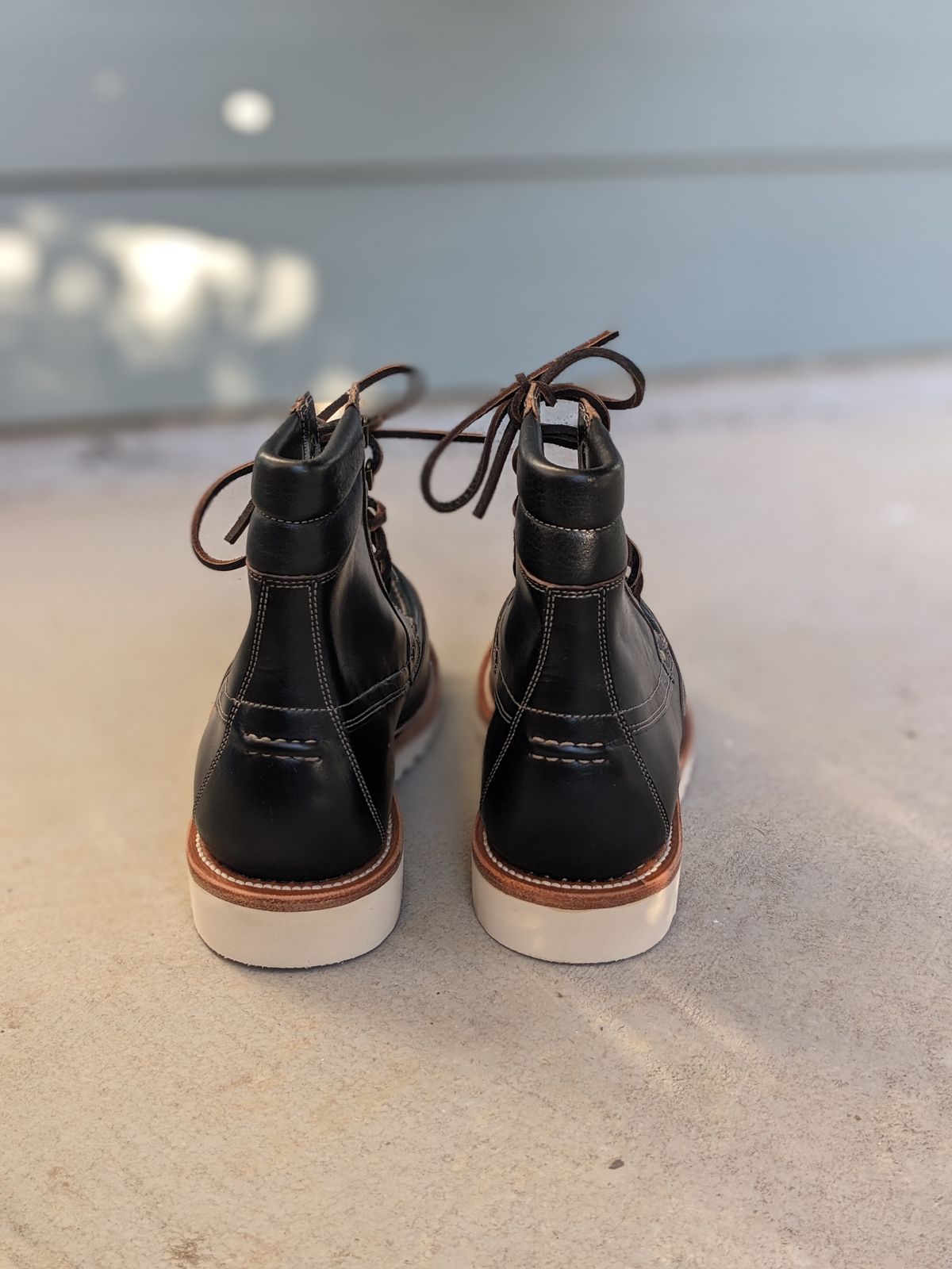 Photo by sunnypizzle on October 1, 2024 of the Grant Stone Field Boot in Horween Black Chromexcel.