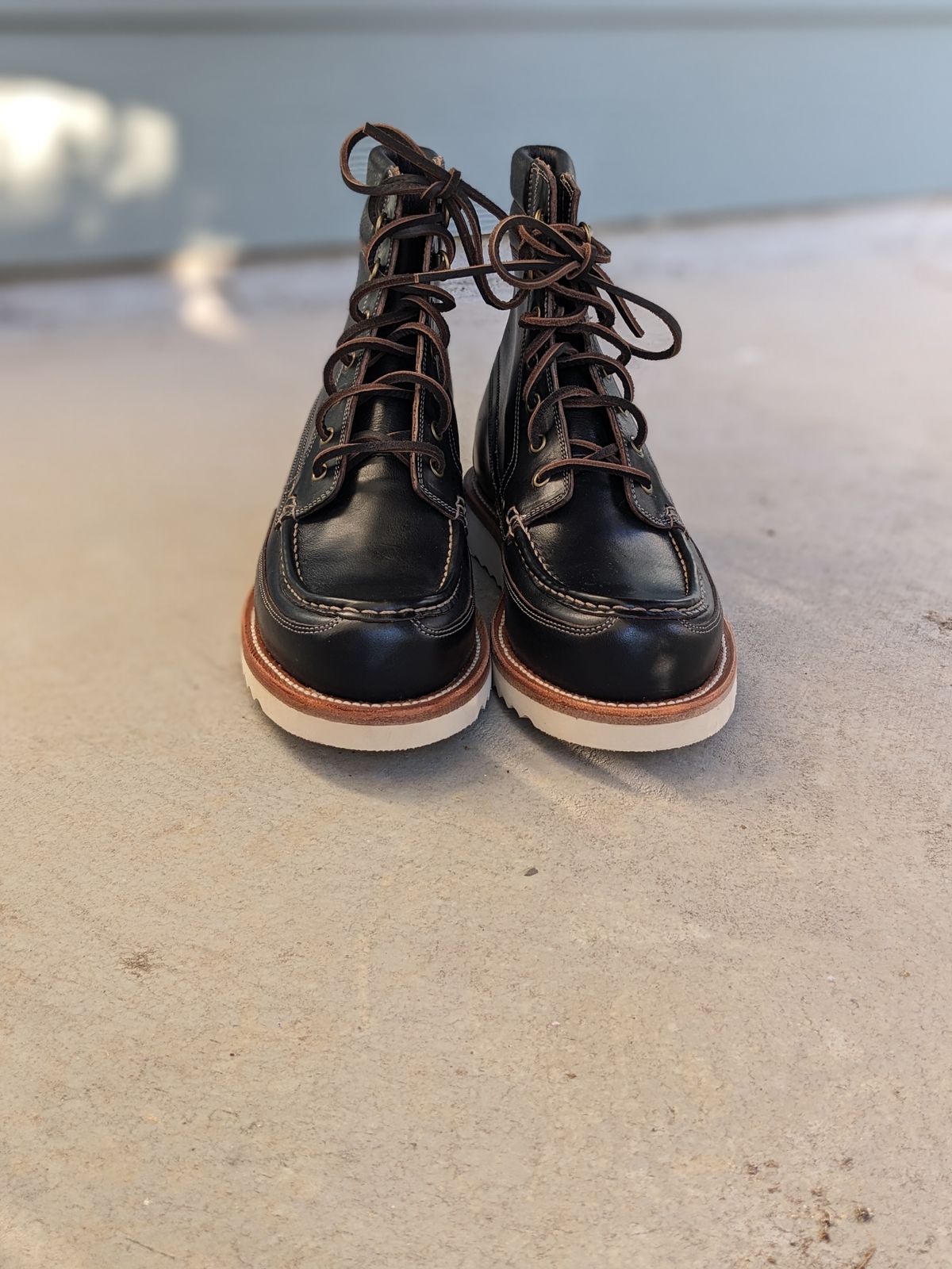 Photo by sunnypizzle on October 1, 2024 of the Grant Stone Field Boot in Horween Black Chromexcel.