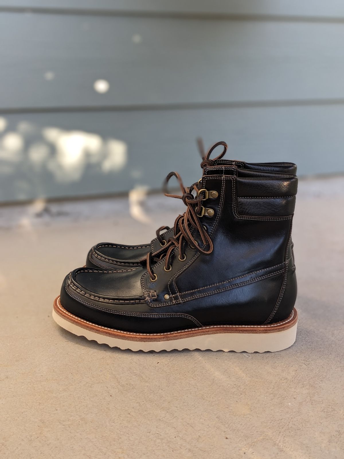 Photo by sunnypizzle on October 1, 2024 of the Grant Stone Field Boot in Horween Black Chromexcel.