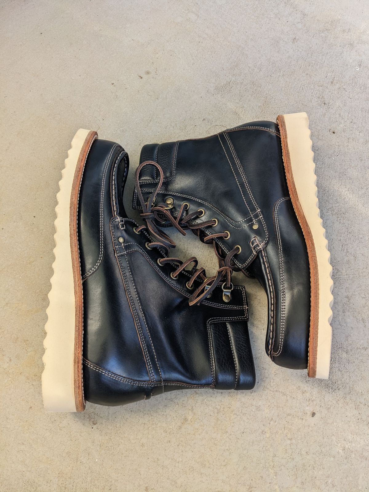Photo by sunnypizzle on October 1, 2024 of the Grant Stone Field Boot in Horween Black Chromexcel.
