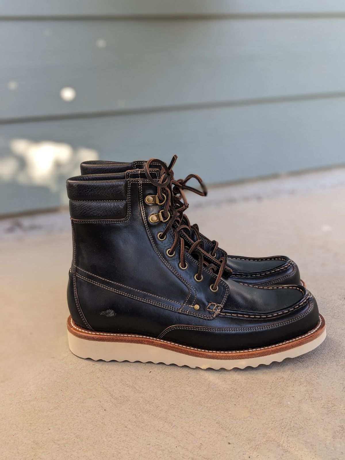 Photo by sunnypizzle on October 1, 2024 of the Grant Stone Field Boot in Horween Black Chromexcel.