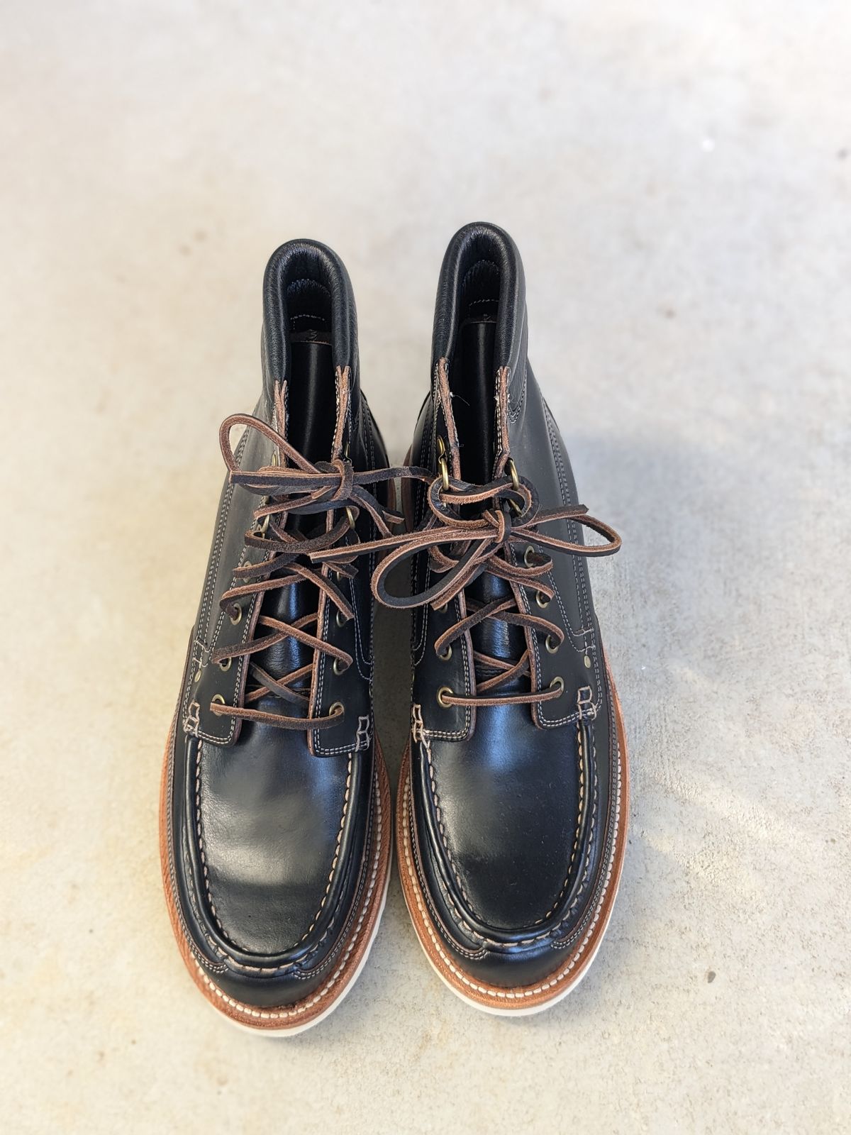 Photo by sunnypizzle on October 1, 2024 of the Grant Stone Field Boot in Horween Black Chromexcel.