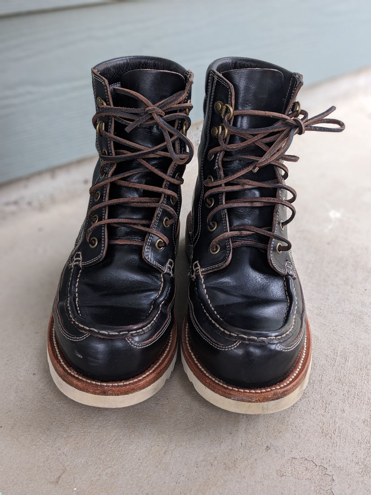 Photo by sunnypizzle on November 2, 2024 of the Grant Stone Field Boot in Horween Black Chromexcel.
