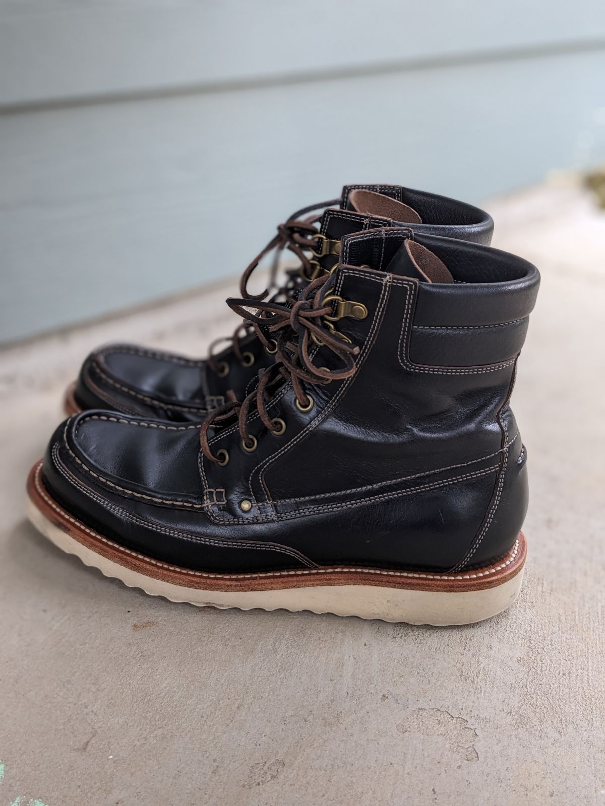 Photo by sunnypizzle on November 2, 2024 of the Grant Stone Field Boot in Horween Black Chromexcel.