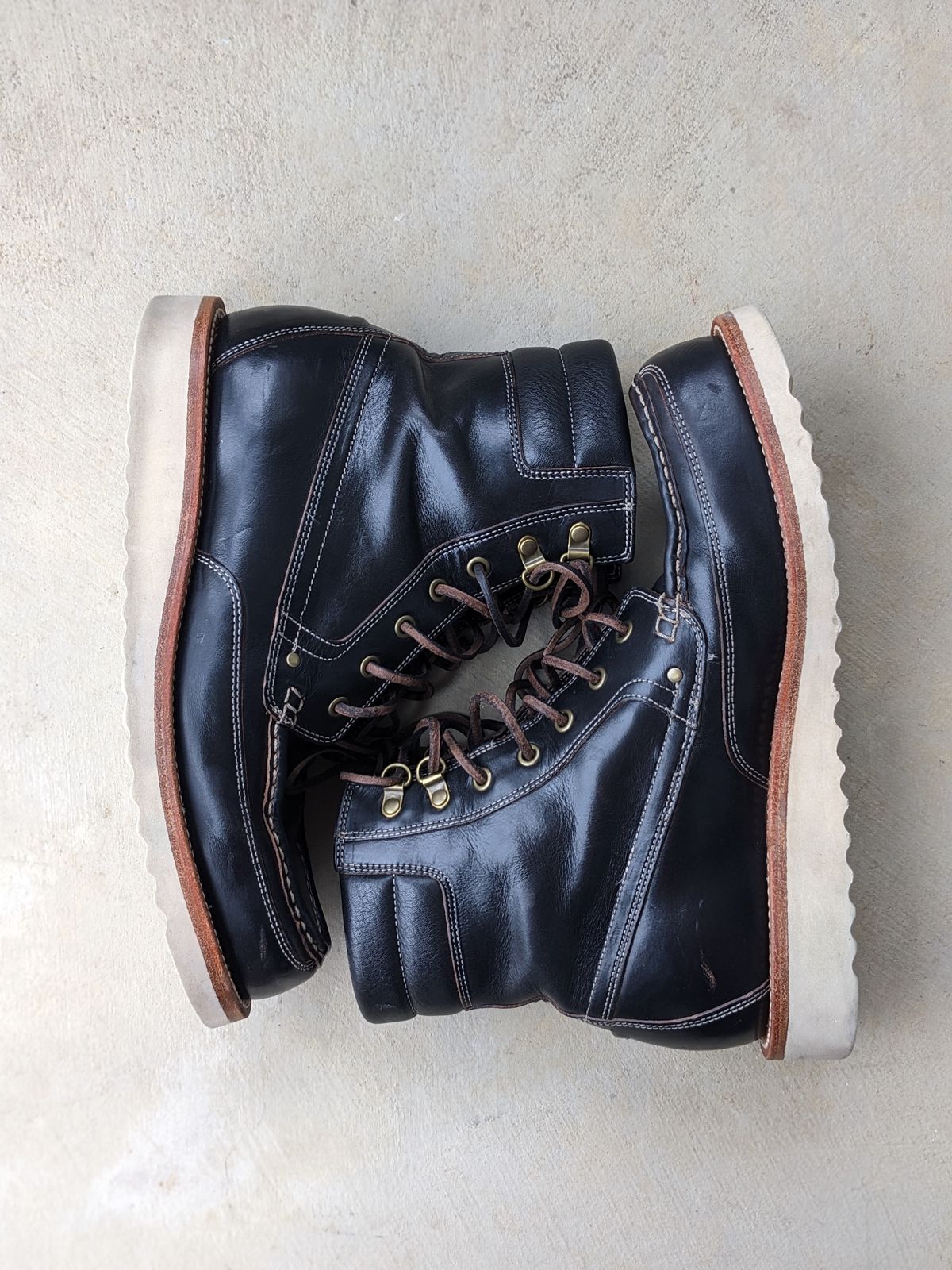 Photo by sunnypizzle on November 2, 2024 of the Grant Stone Field Boot in Horween Black Chromexcel.