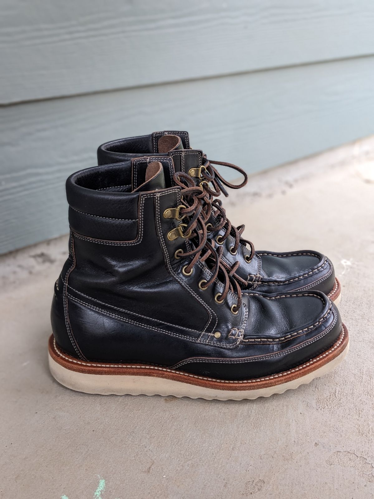 Photo by sunnypizzle on November 2, 2024 of the Grant Stone Field Boot in Horween Black Chromexcel.