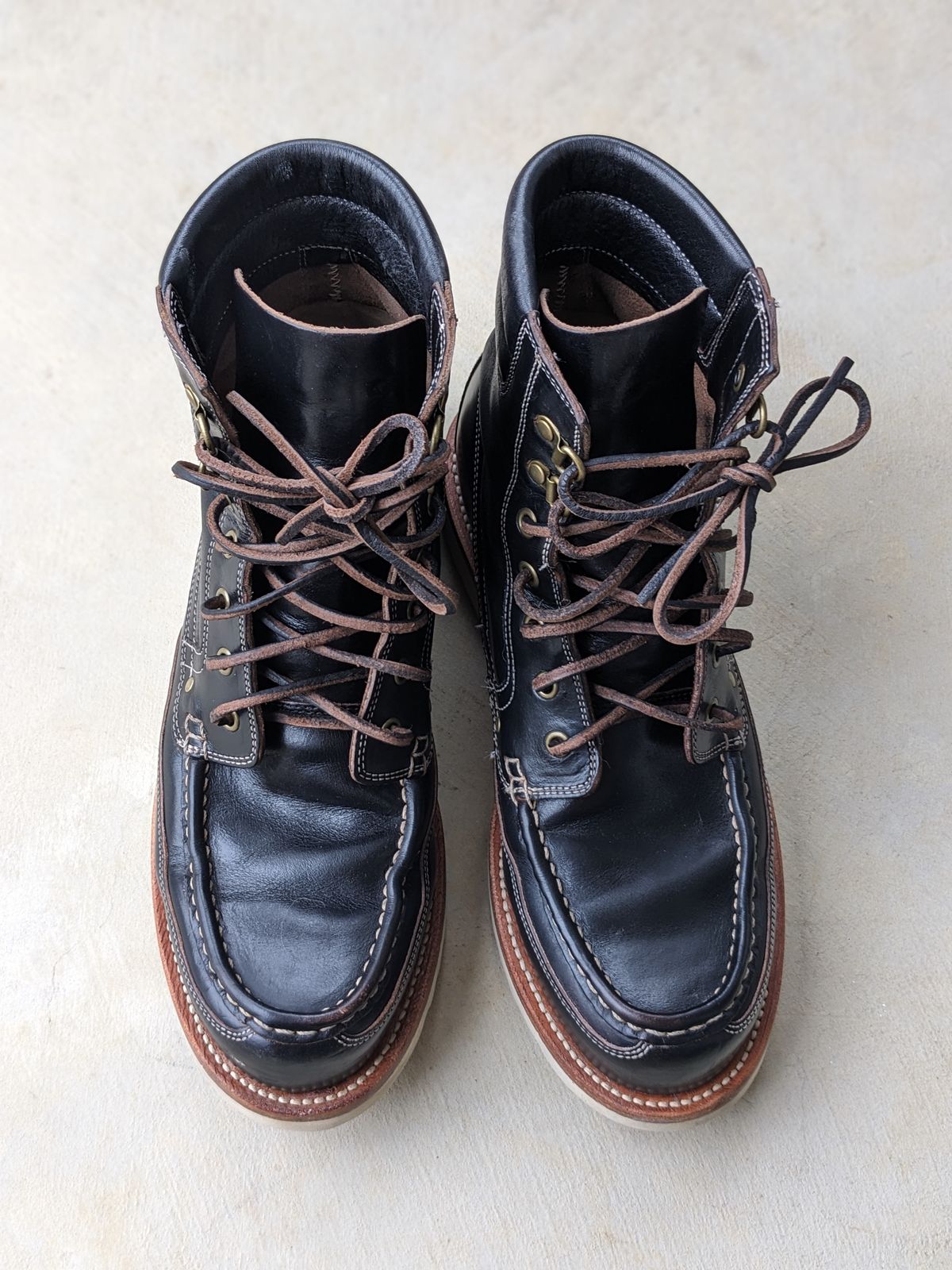 Photo by sunnypizzle on November 2, 2024 of the Grant Stone Field Boot in Horween Black Chromexcel.