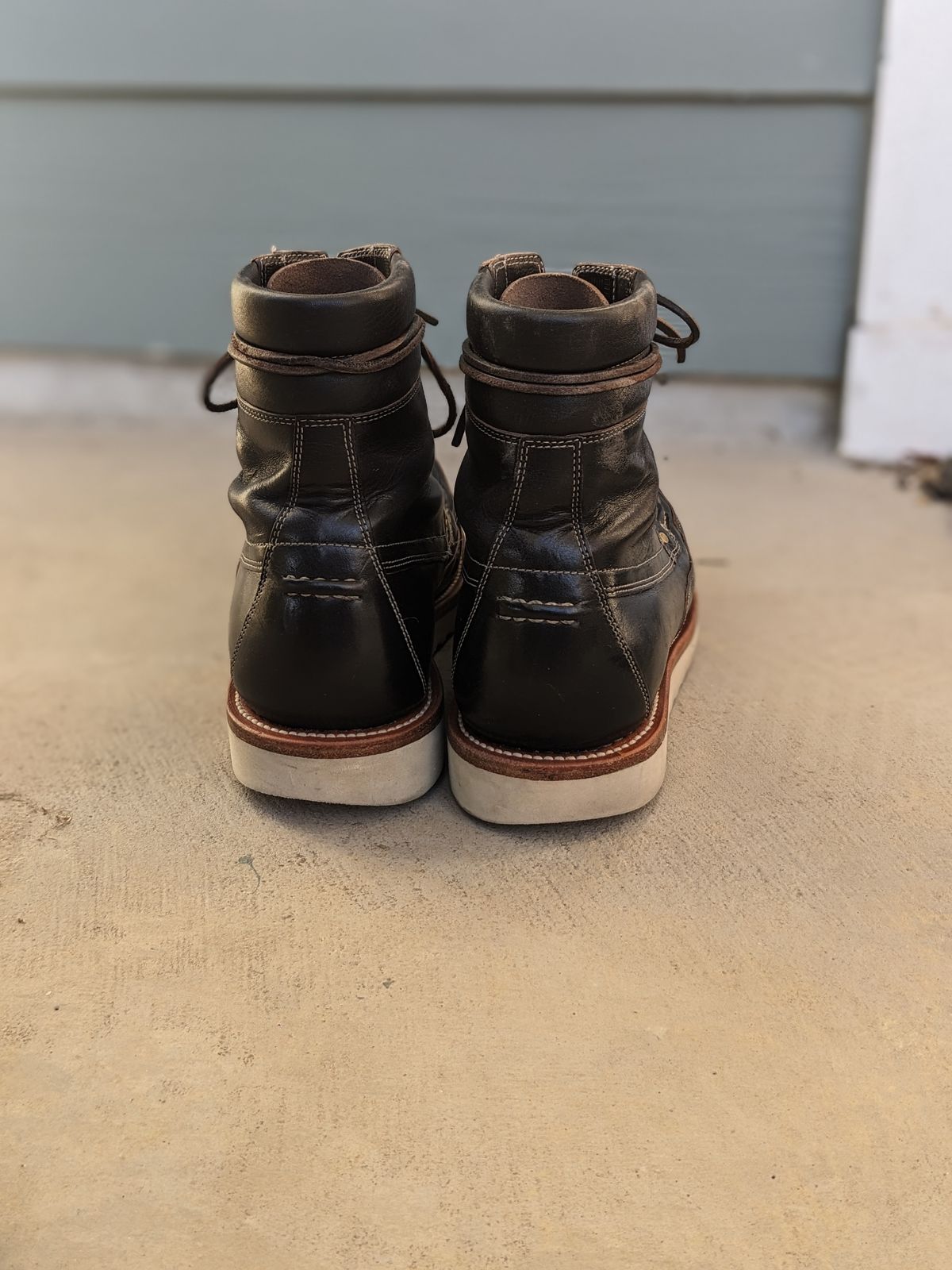 Photo by sunnypizzle on December 5, 2024 of the Grant Stone Field Boot in Horween Black Chromexcel.