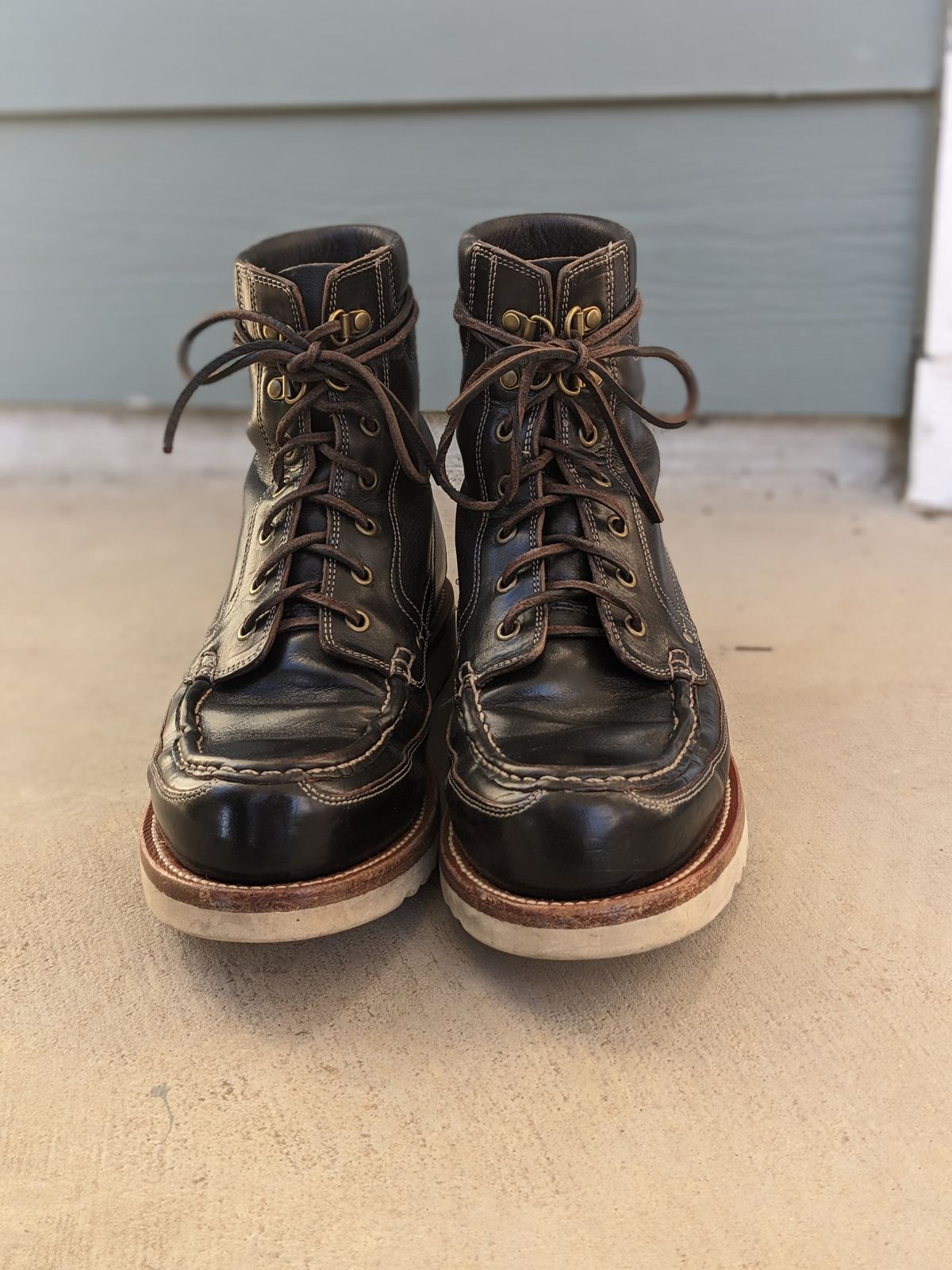 Photo by sunnypizzle on December 5, 2024 of the Grant Stone Field Boot in Horween Black Chromexcel.