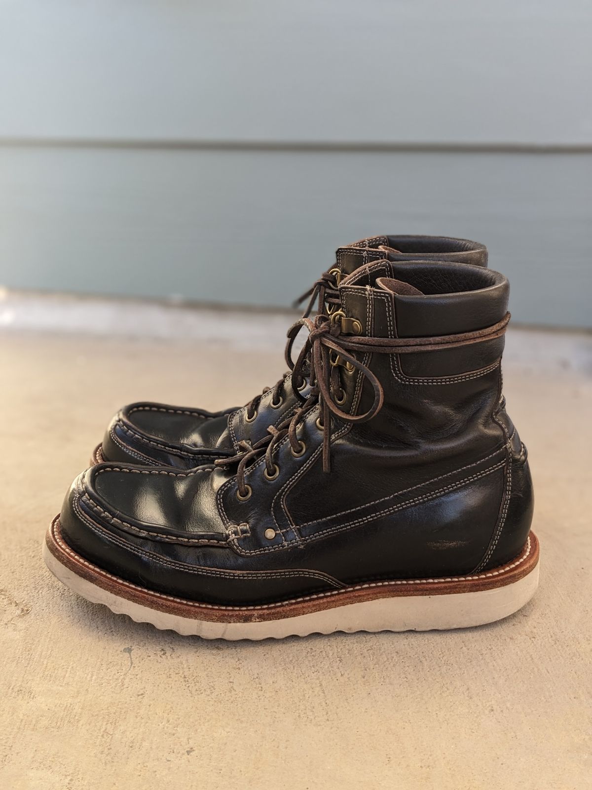 Photo by sunnypizzle on December 5, 2024 of the Grant Stone Field Boot in Horween Black Chromexcel.