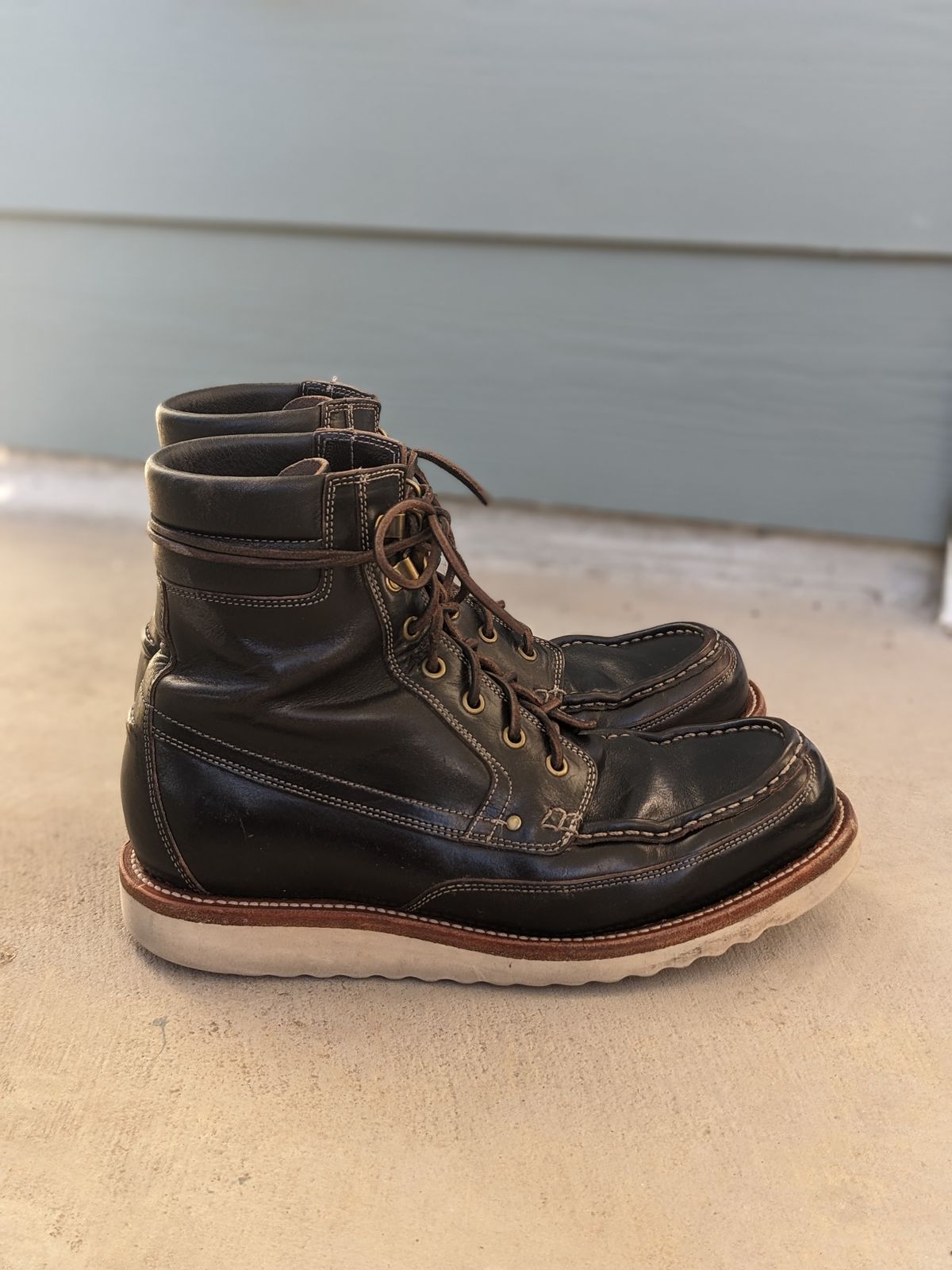 Photo by sunnypizzle on December 5, 2024 of the Grant Stone Field Boot in Horween Black Chromexcel.
