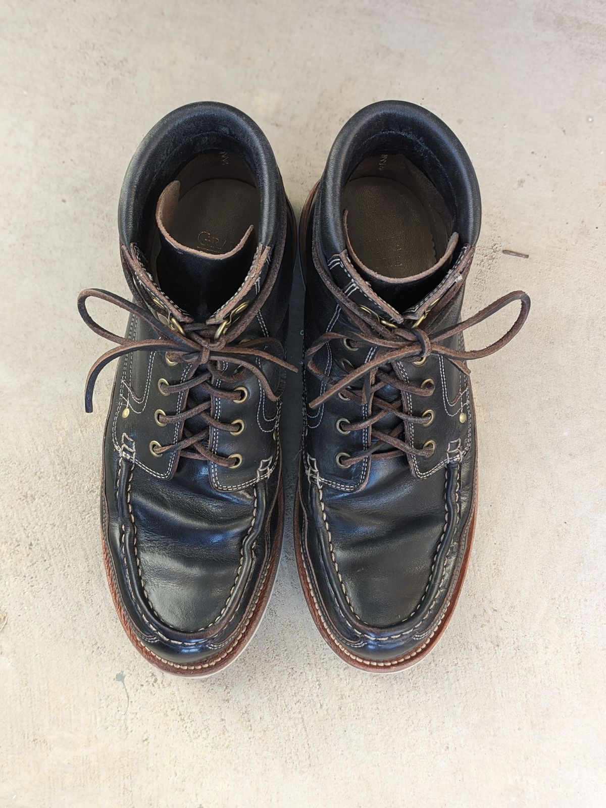 Photo by sunnypizzle on December 5, 2024 of the Grant Stone Field Boot in Horween Black Chromexcel.