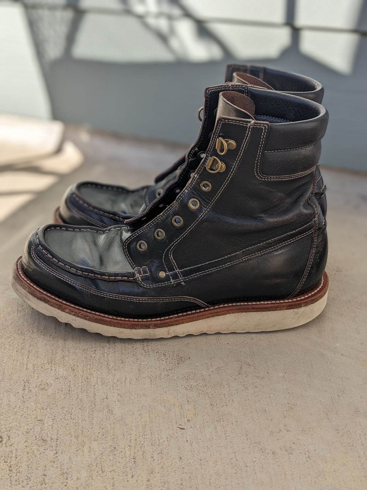 Photo by sunnypizzle on January 5, 2025 of the Grant Stone Field Boot in Horween Black Chromexcel.