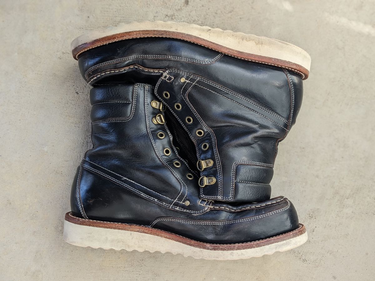 Photo by sunnypizzle on January 5, 2025 of the Grant Stone Field Boot in Horween Black Chromexcel.