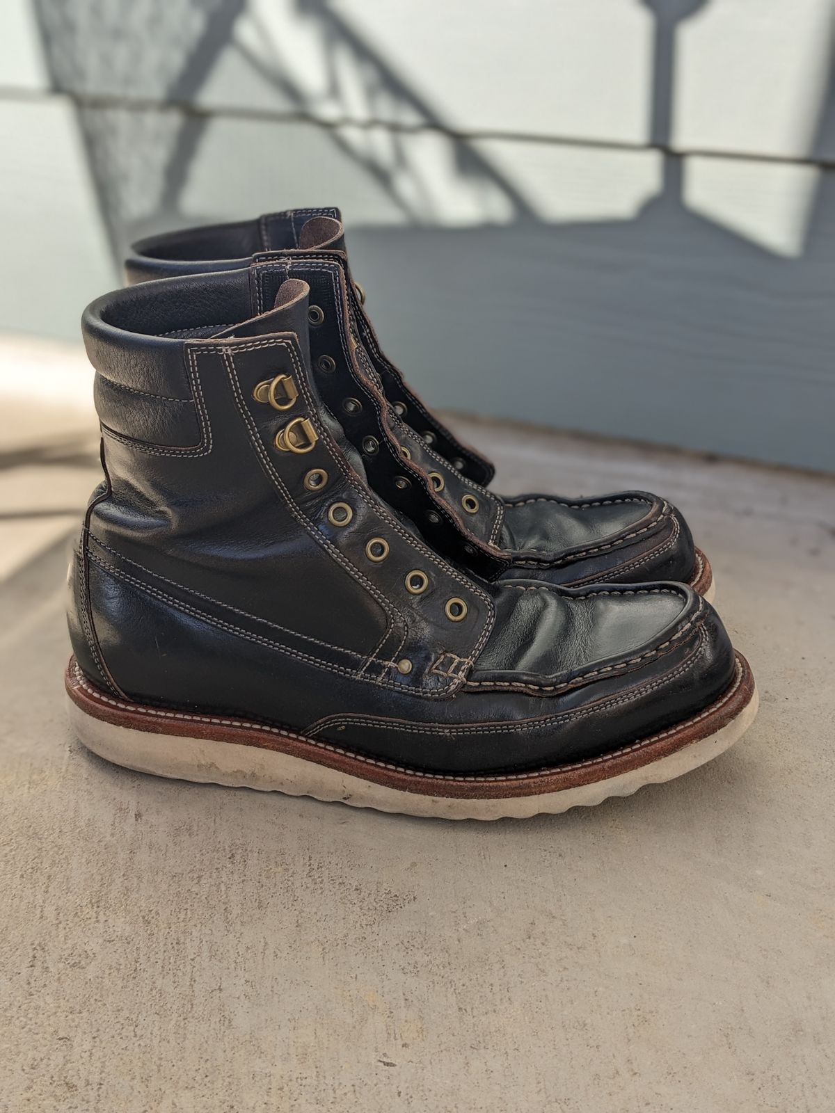Photo by sunnypizzle on January 5, 2025 of the Grant Stone Field Boot in Horween Black Chromexcel.
