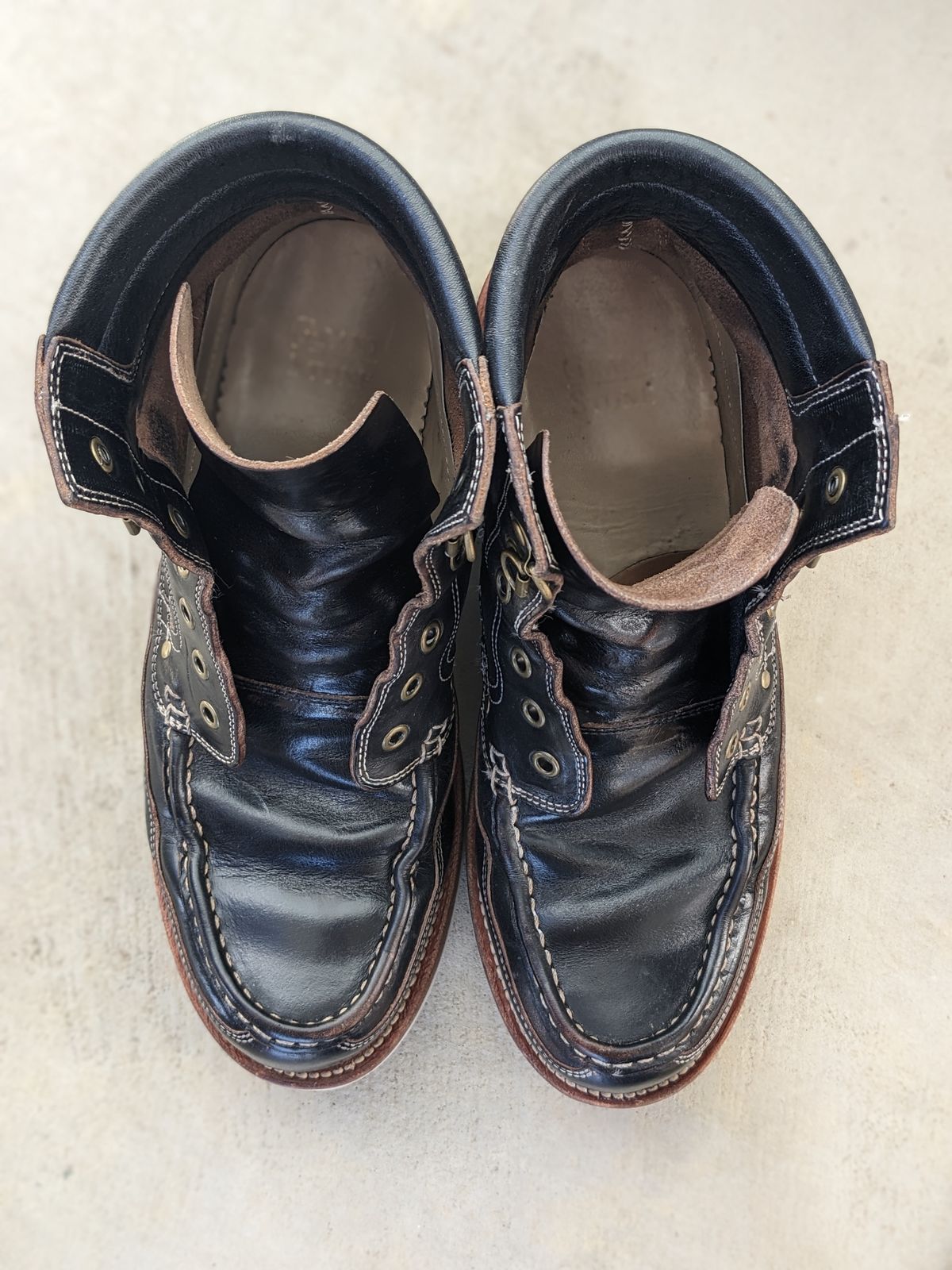 Photo by sunnypizzle on January 5, 2025 of the Grant Stone Field Boot in Horween Black Chromexcel.