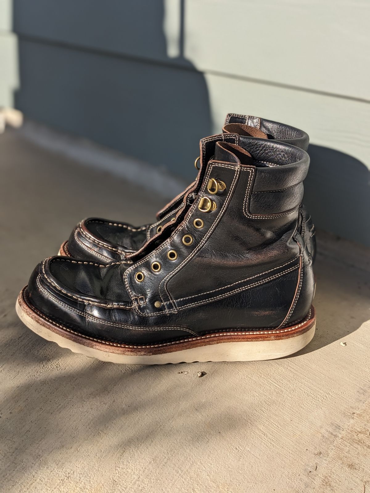 Photo by sunnypizzle on March 2, 2025 of the Grant Stone Field Boot in Horween Black Chromexcel.